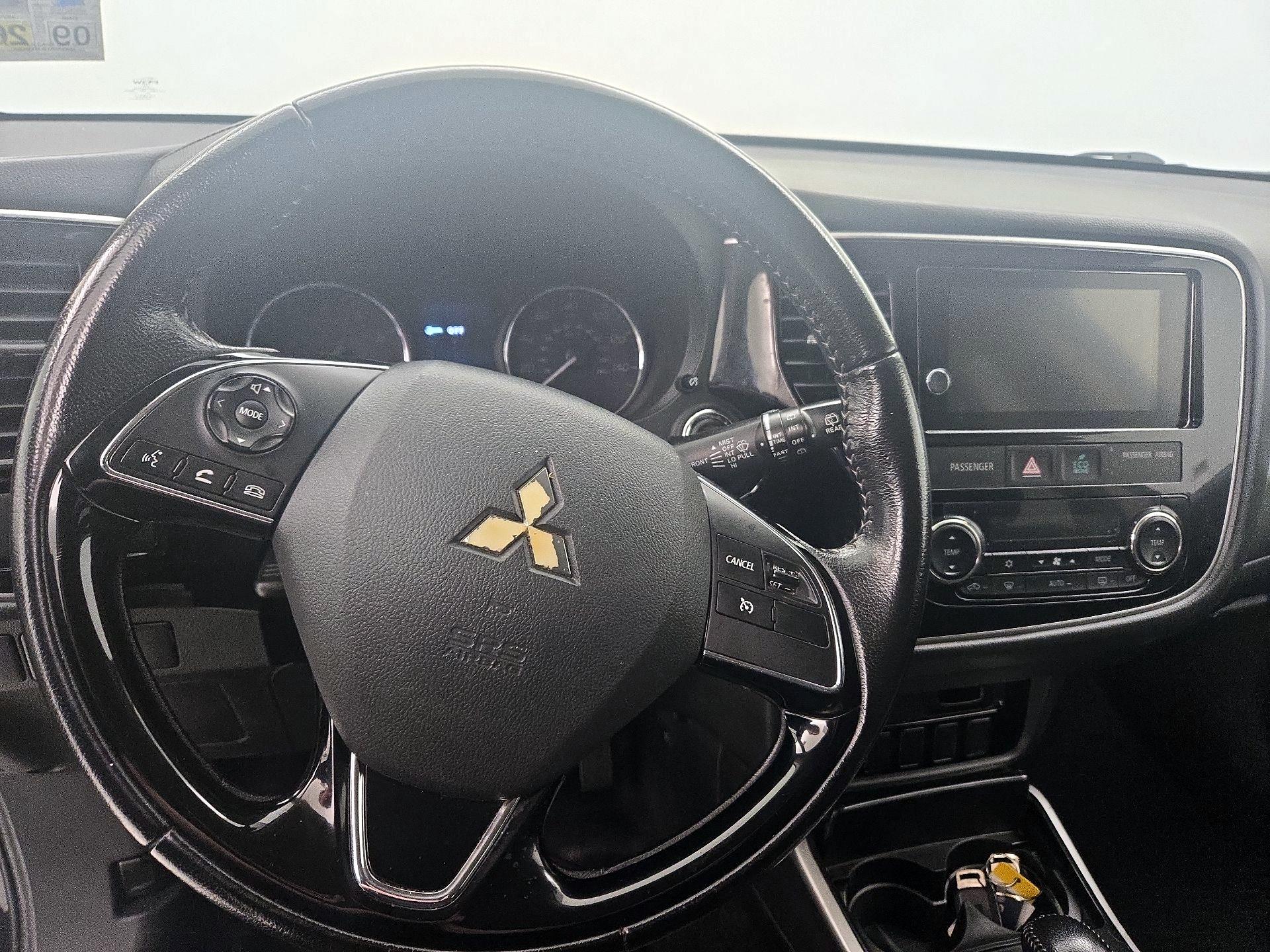 Thumbnail: 2018 Mitsubishi Outlander - 10