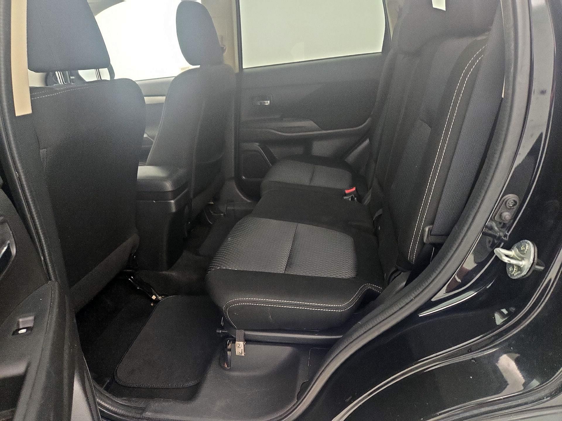 Thumbnail: 2018 Mitsubishi Outlander - 19