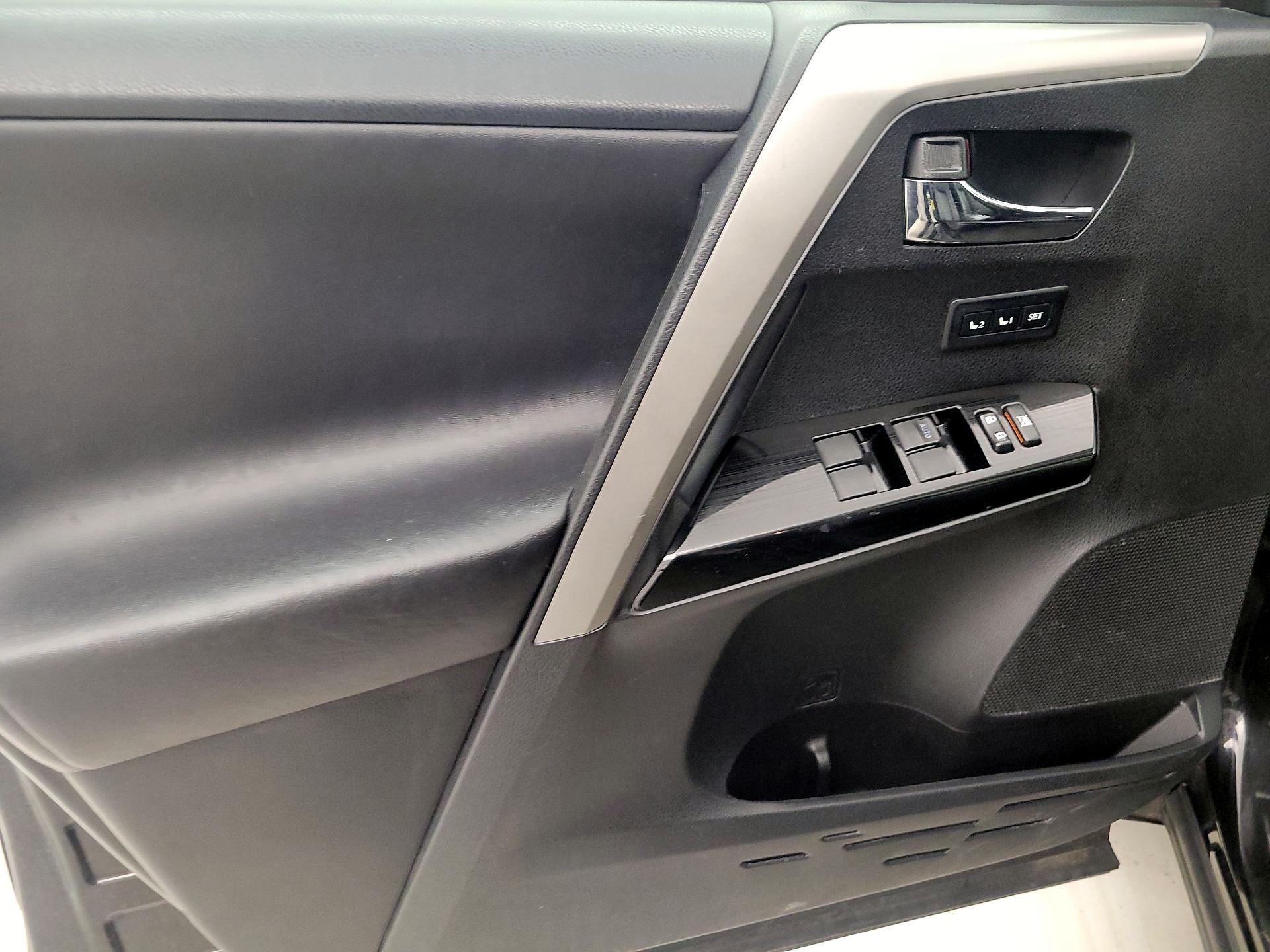 Thumbnail: 2016 Toyota RAV4 - 12