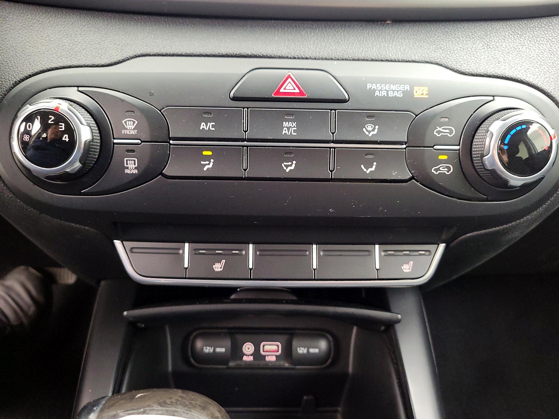 Thumbnail: 2016 Kia Sorento - 16