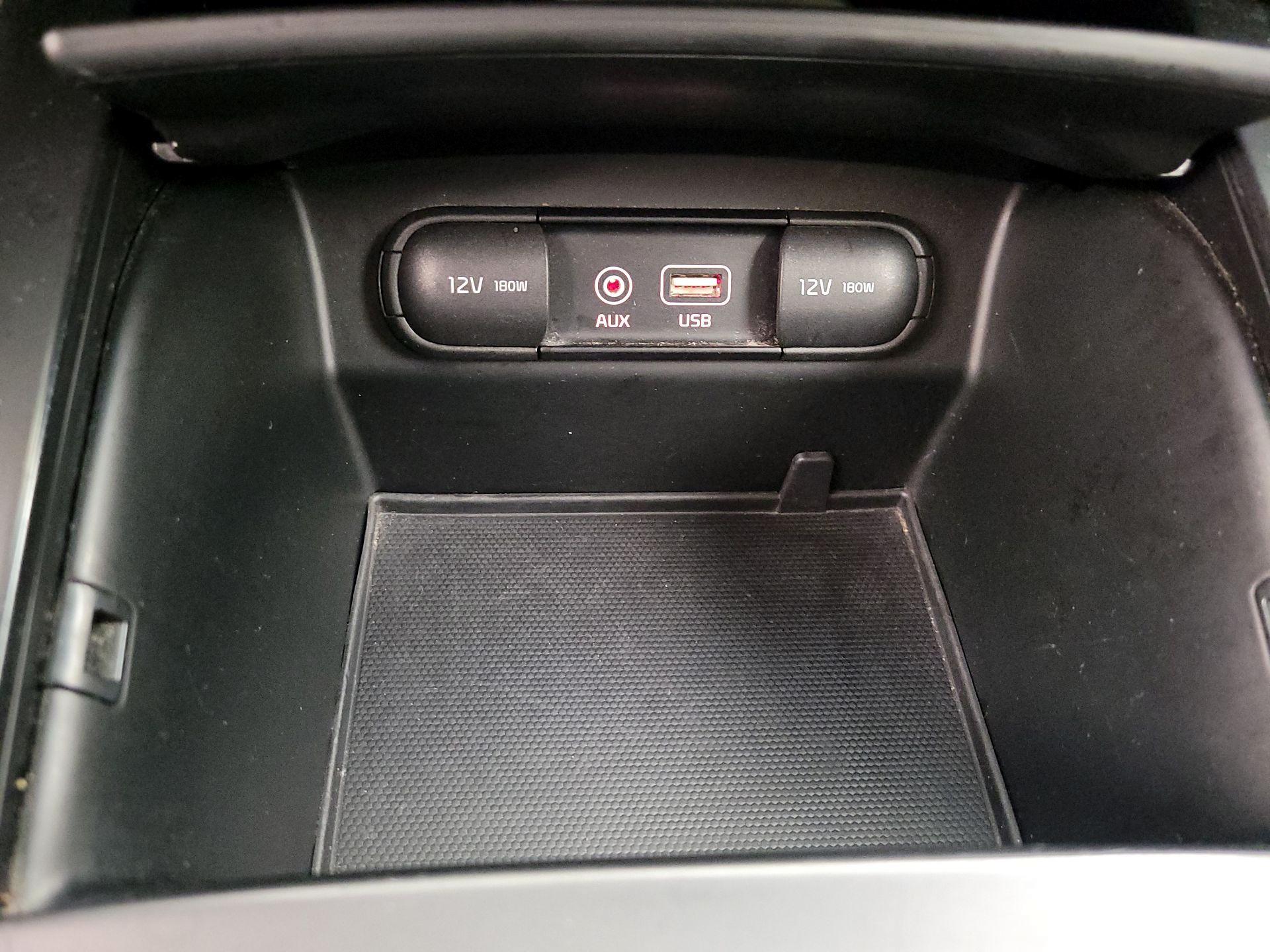 Thumbnail: 2016 Kia Sorento - 18