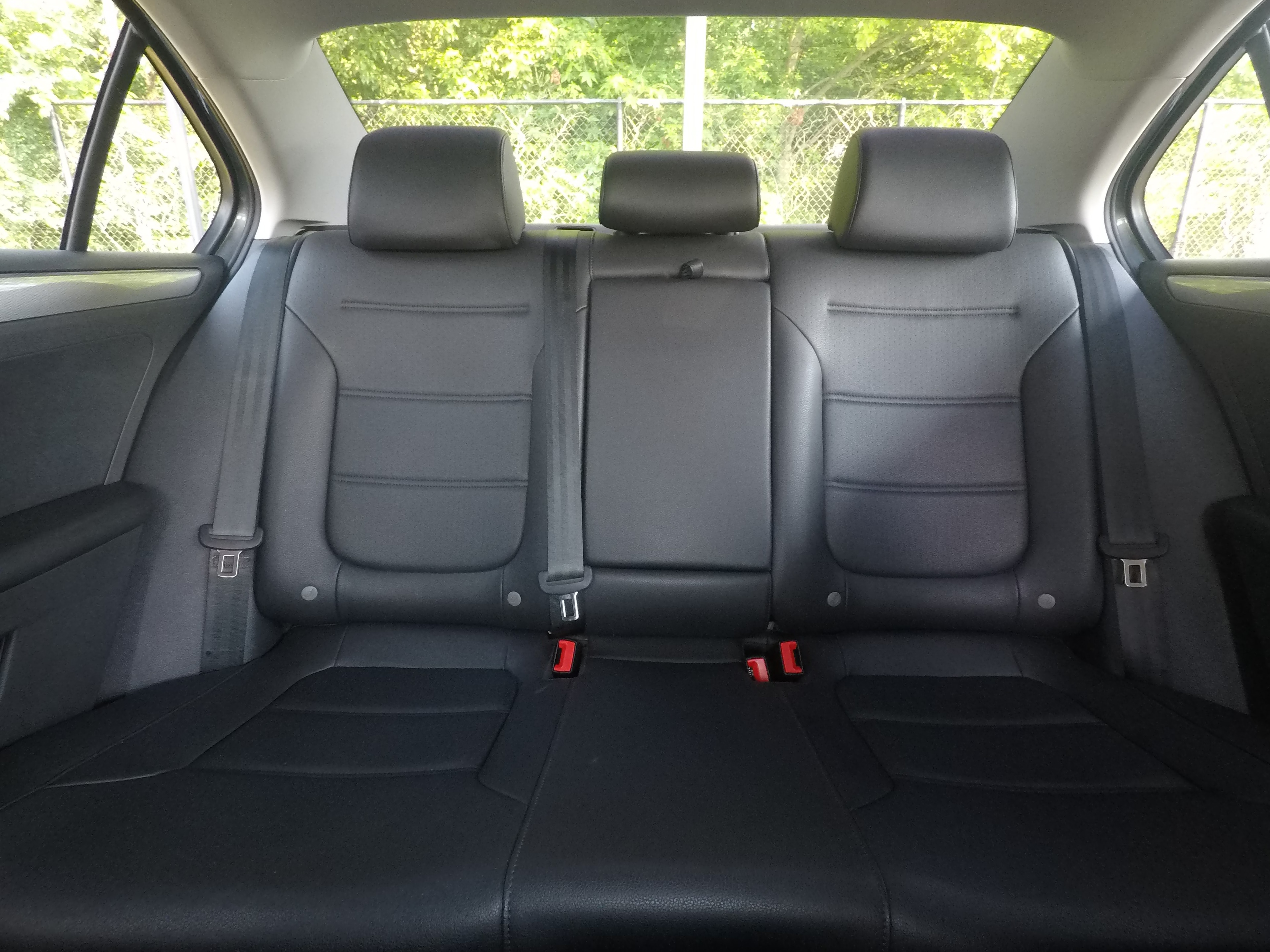 Different second-row seat configurations are shown with rear seats fully upright, a 60/40 split, and full-flat rear seats.