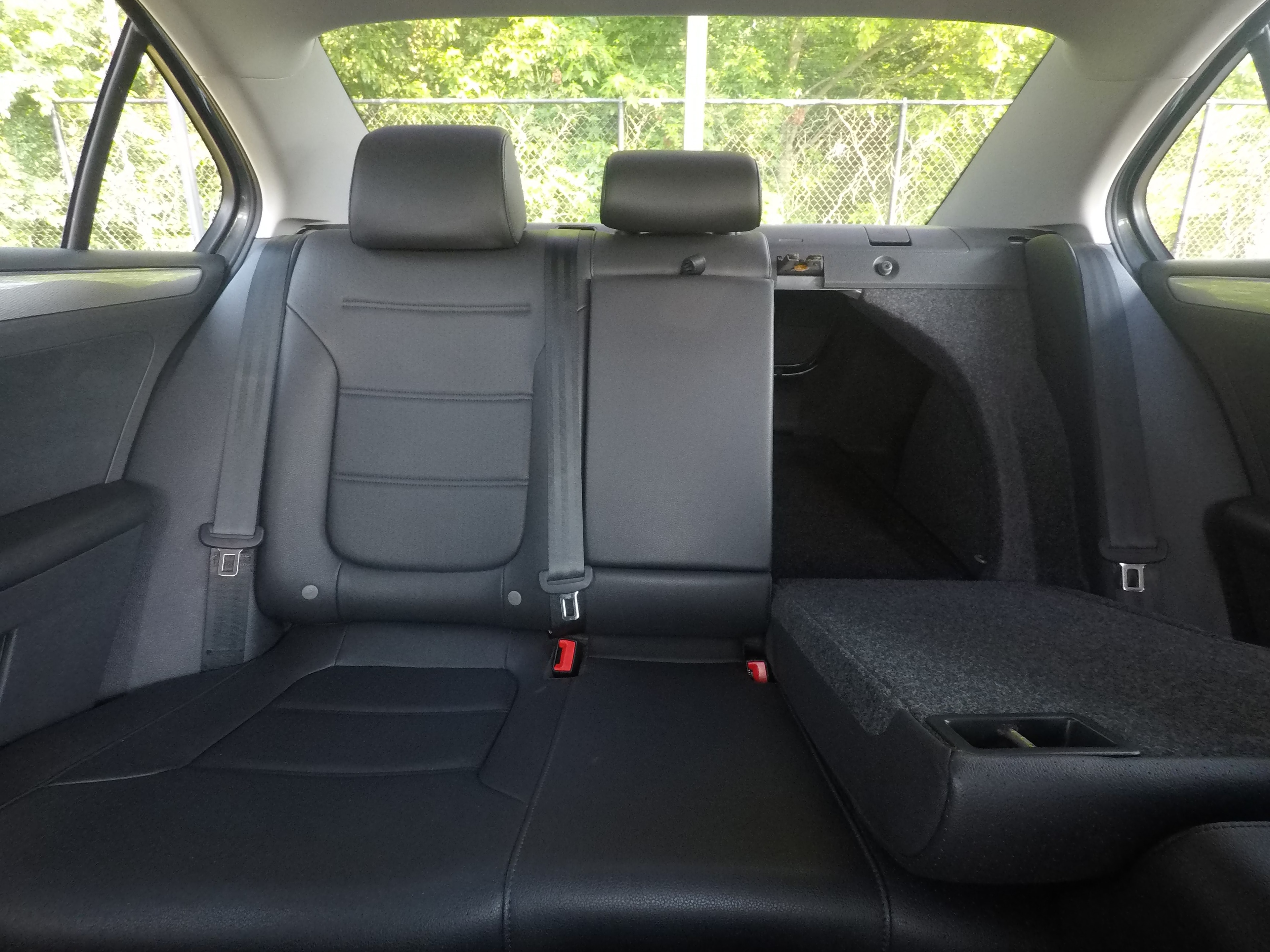 Different second-row seat configurations are shown with rear seats fully upright, a 60/40 split, and full-flat rear seats.
