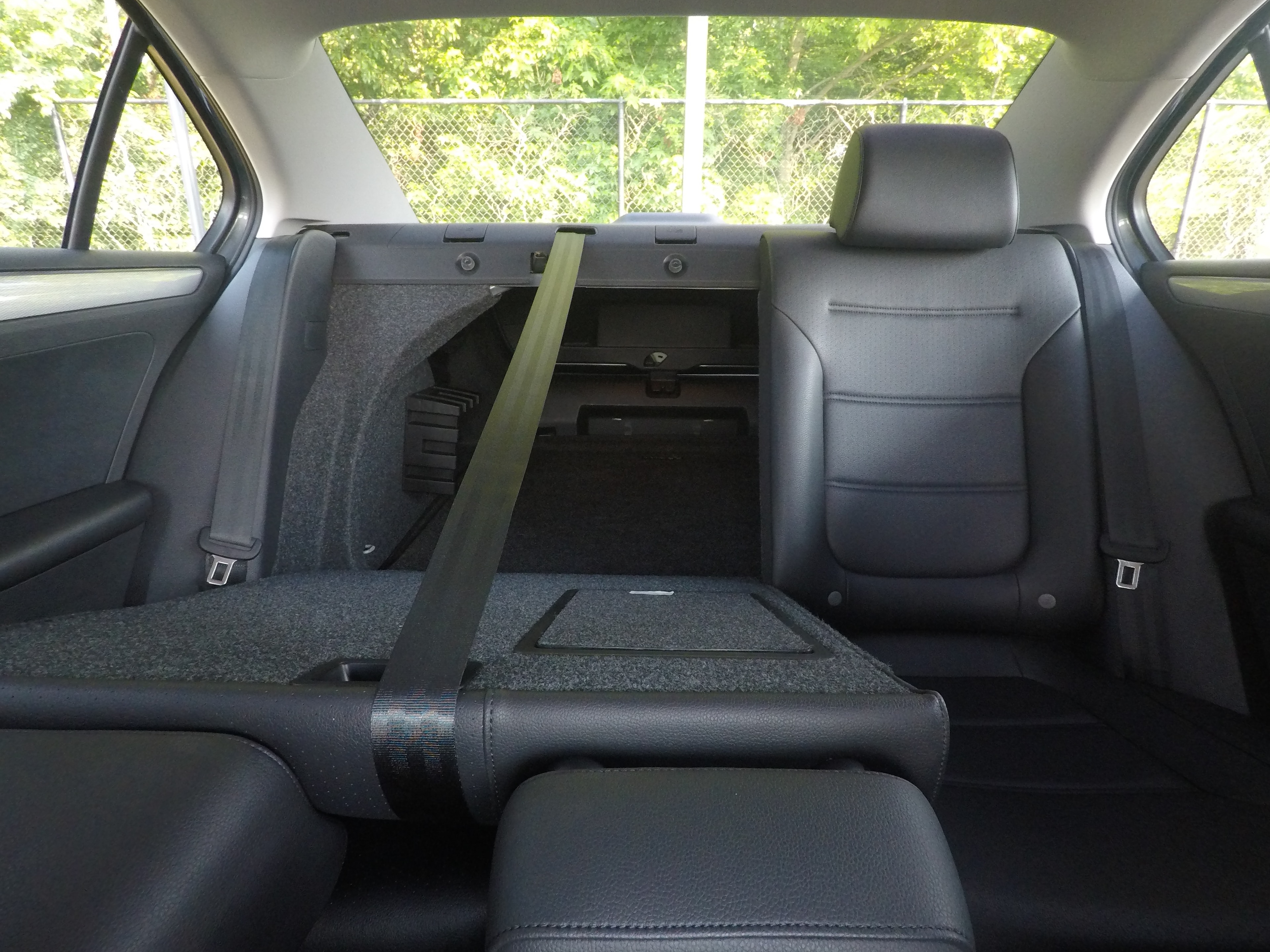 Different second-row seat configurations are shown with rear seats fully upright, a 60/40 split, and full-flat rear seats.