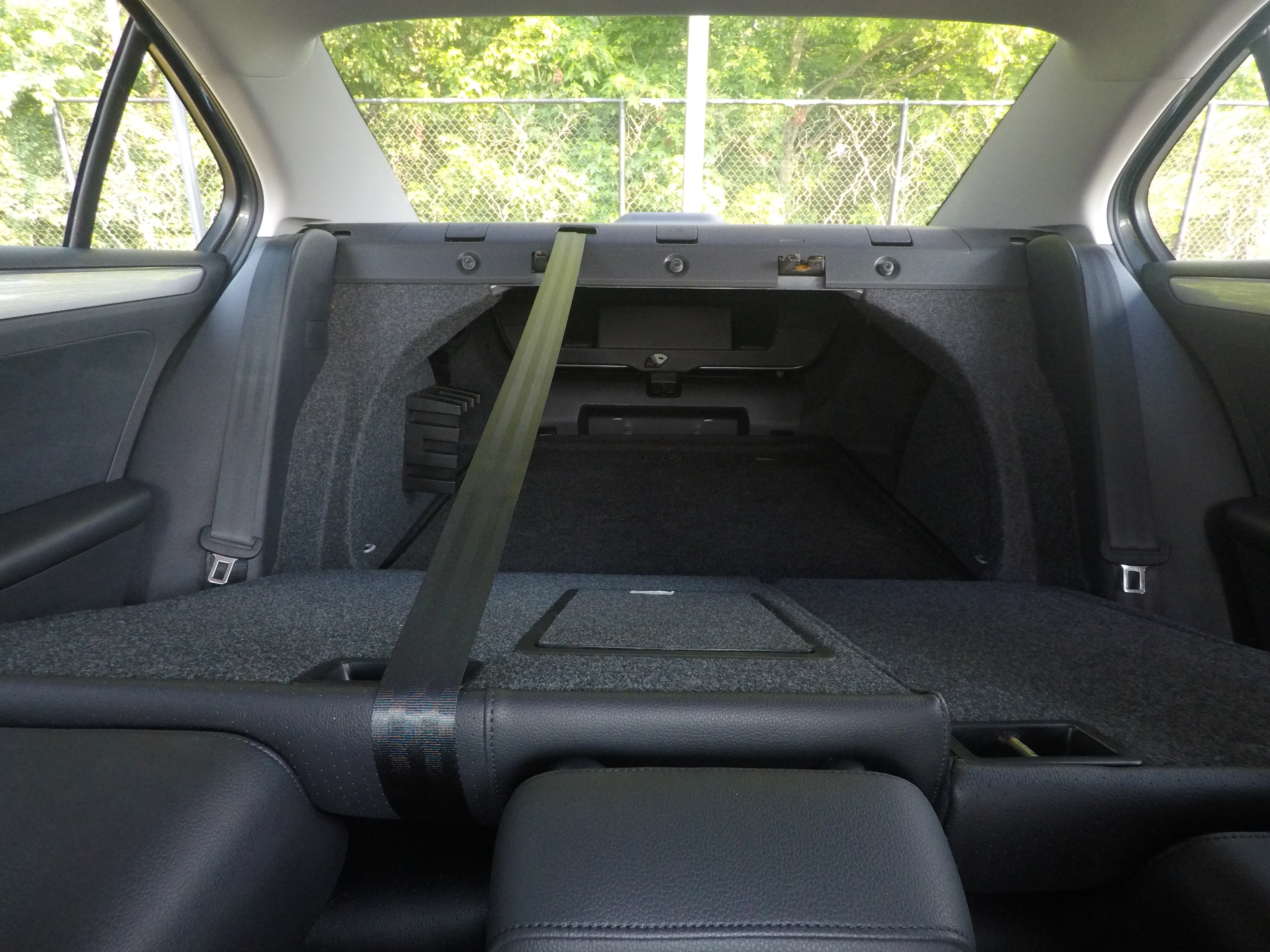 Different second-row seat configurations are shown with rear seats fully upright, a 60/40 split, and full-flat rear seats.