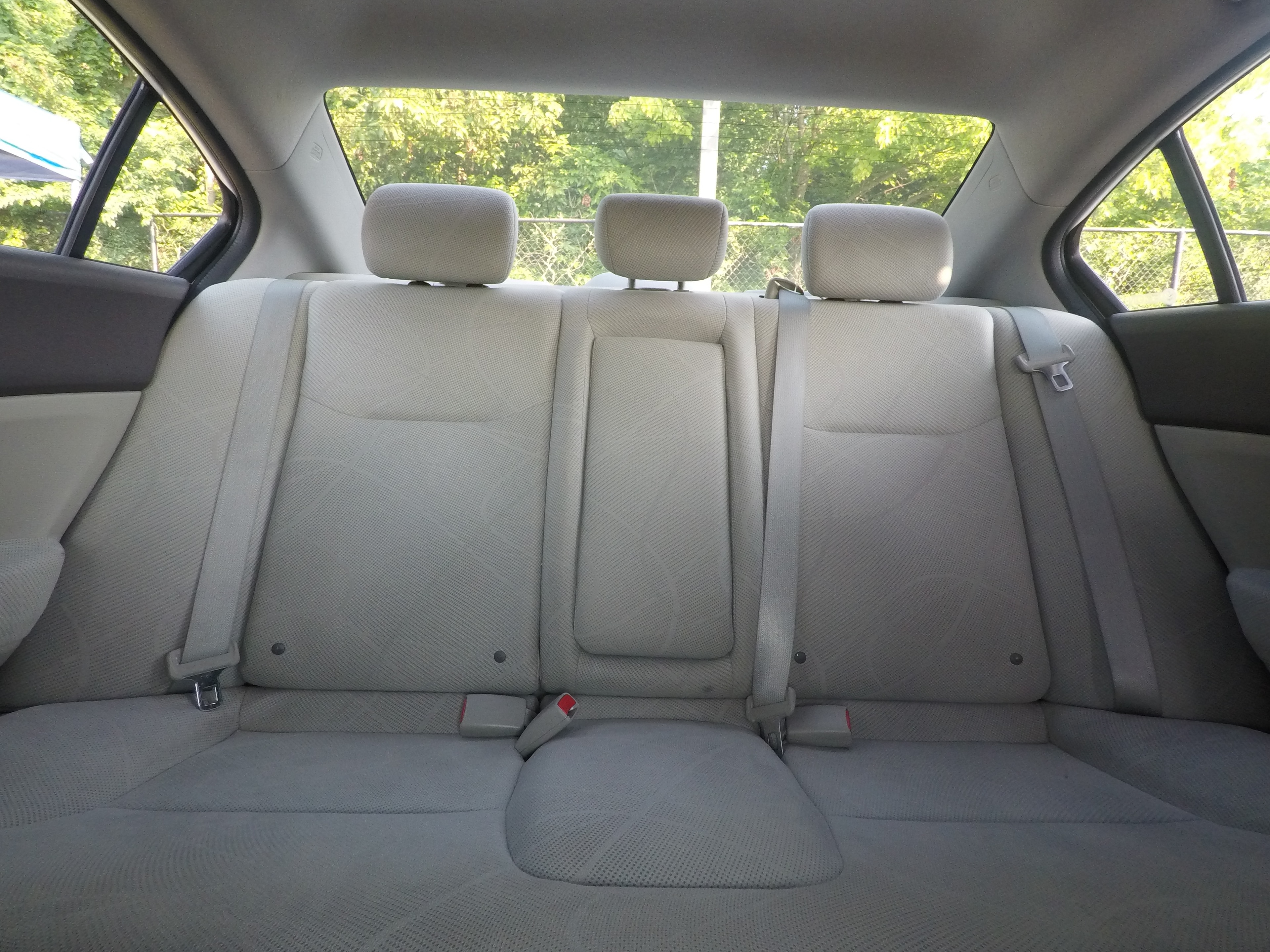 Different second-row seat configurations are shown with rear seats fully upright, a 60/40 split, and full-flat rear seats.