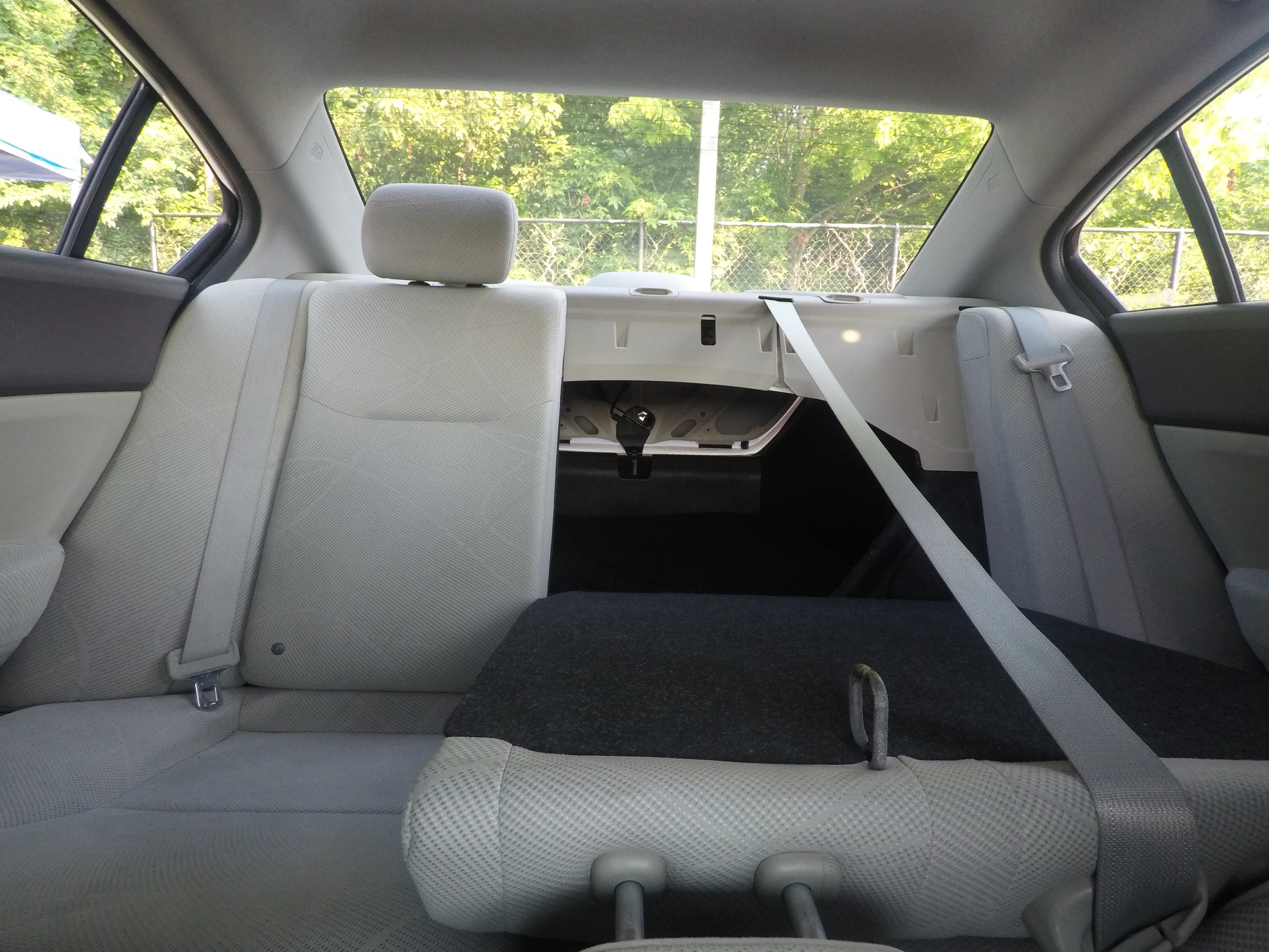Different second-row seat configurations are shown with rear seats fully upright, a 60/40 split, and full-flat rear seats.