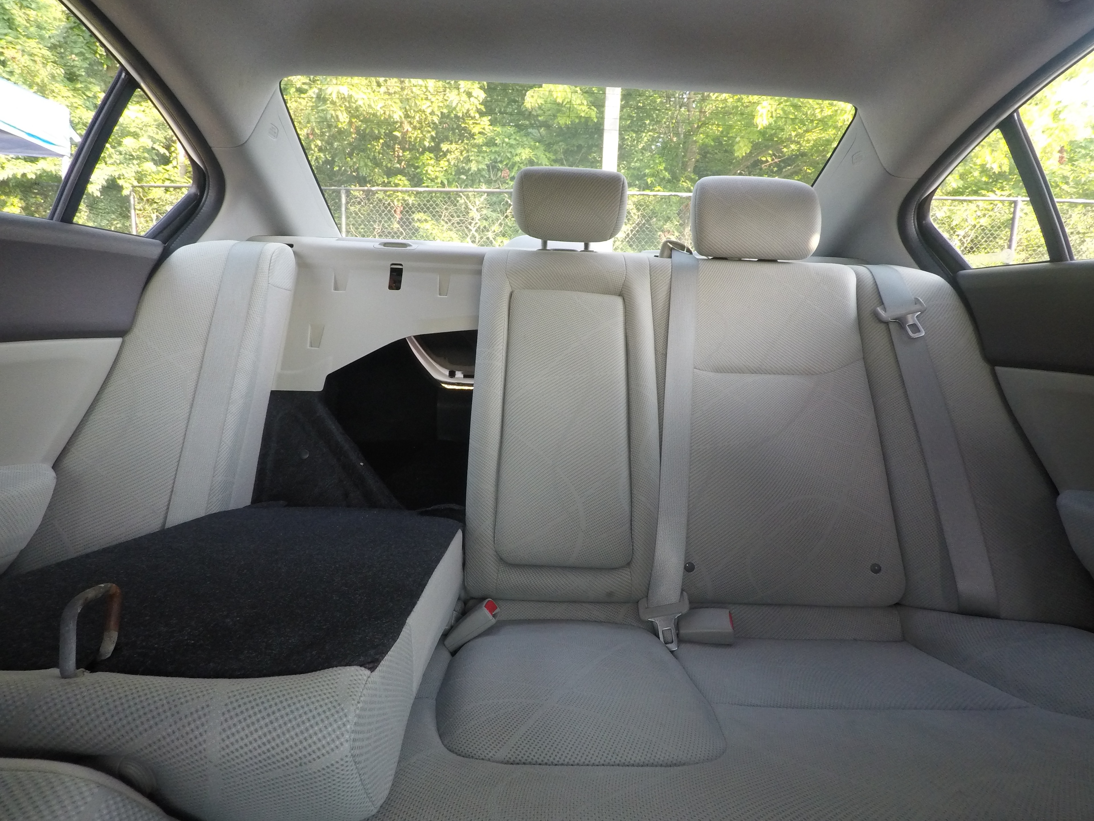 Different second-row seat configurations are shown with rear seats fully upright, a 60/40 split, and full-flat rear seats.