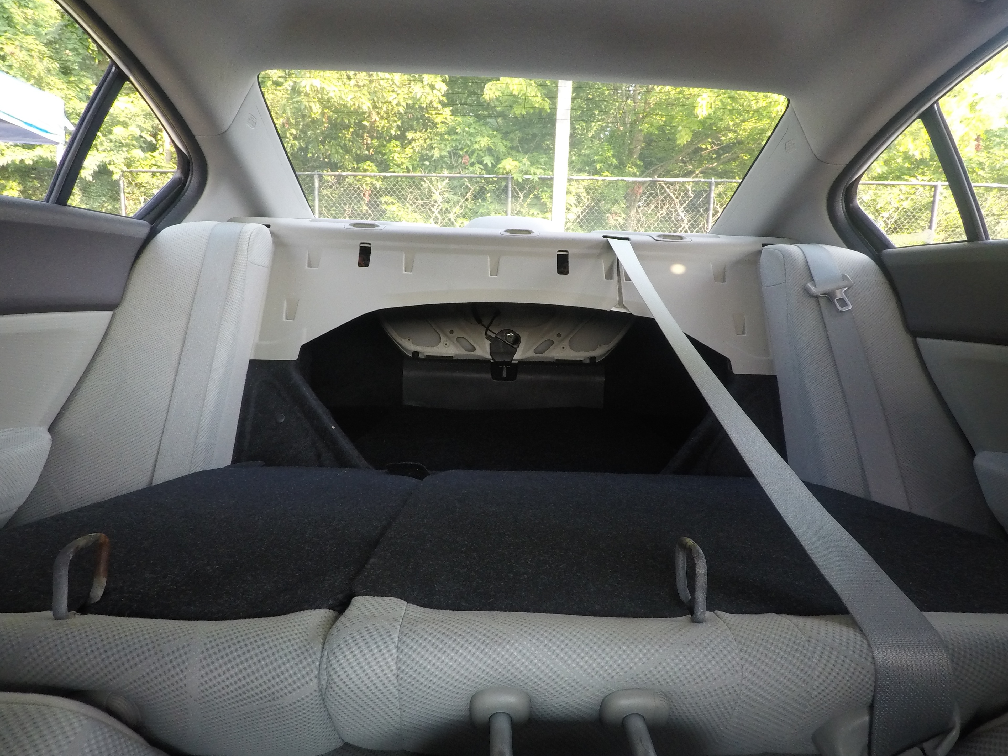 Different second-row seat configurations are shown with rear seats fully upright, a 60/40 split, and full-flat rear seats.