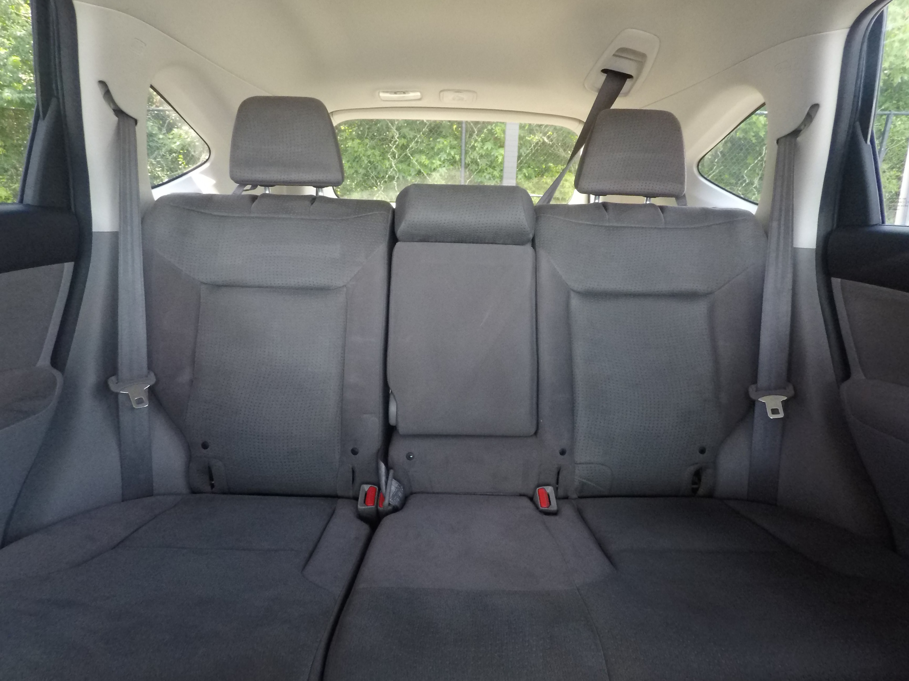Different second-row seat configurations are shown with rear seats fully upright, a 60/40 split, and full-flat rear seats.