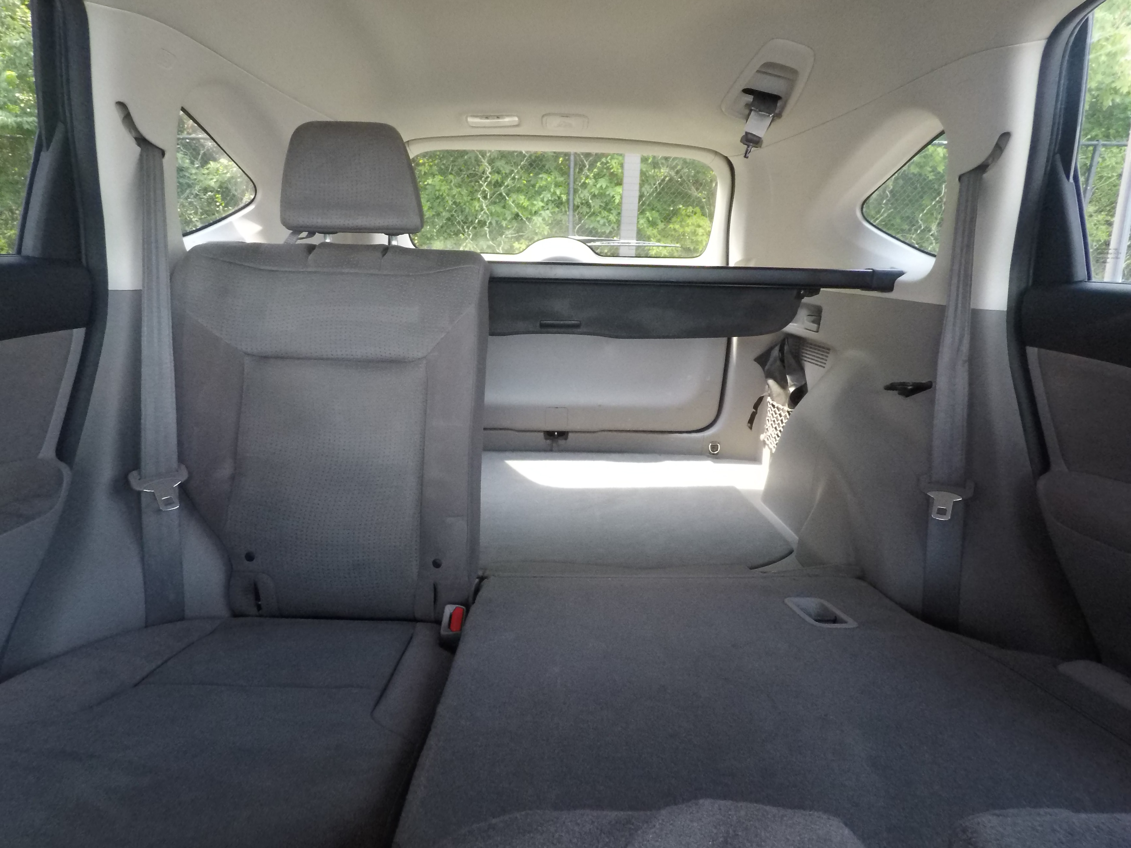 Different second-row seat configurations are shown with rear seats fully upright, a 60/40 split, and full-flat rear seats.