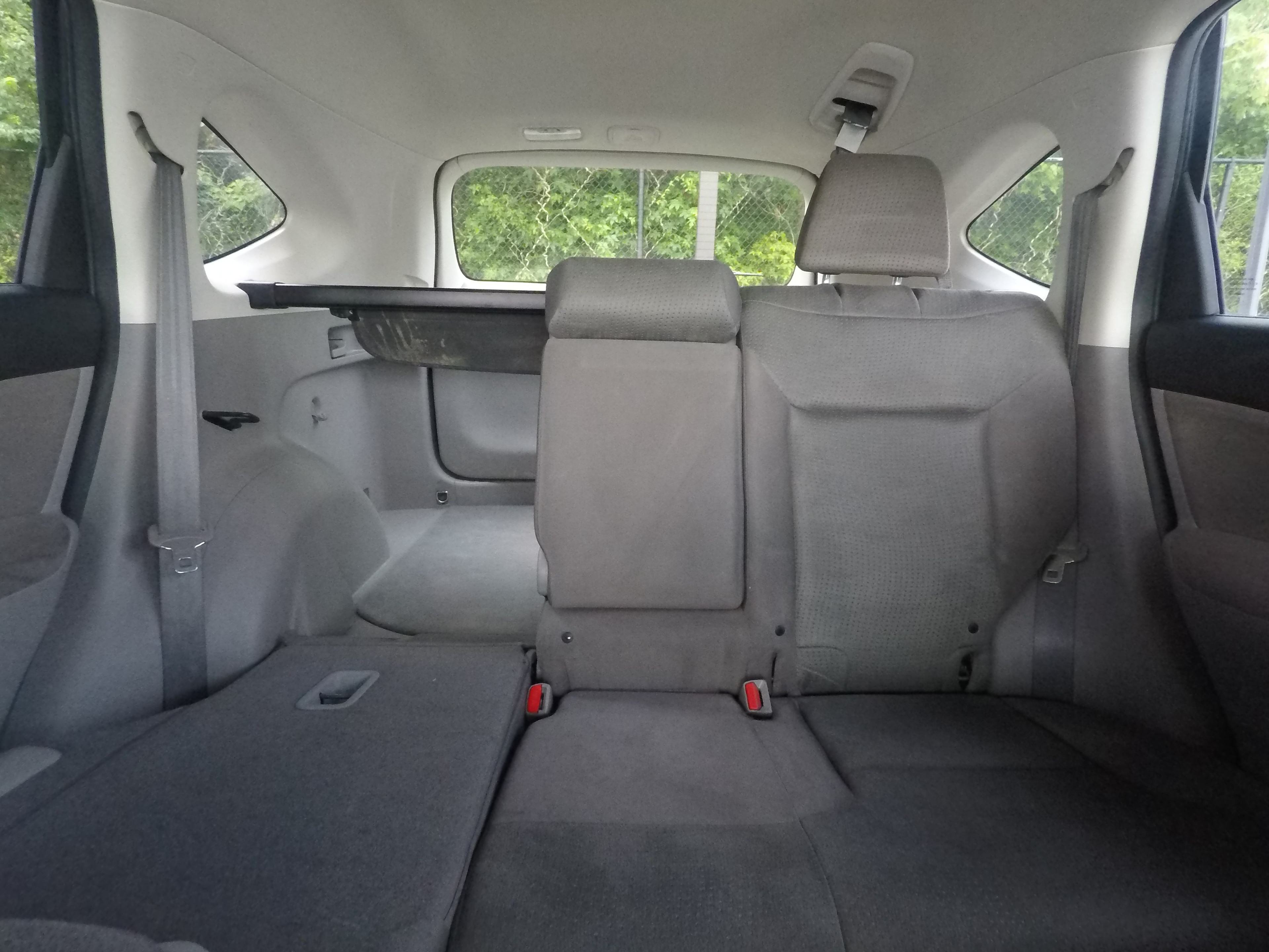 Different second-row seat configurations are shown with rear seats fully upright, a 60/40 split, and full-flat rear seats.
