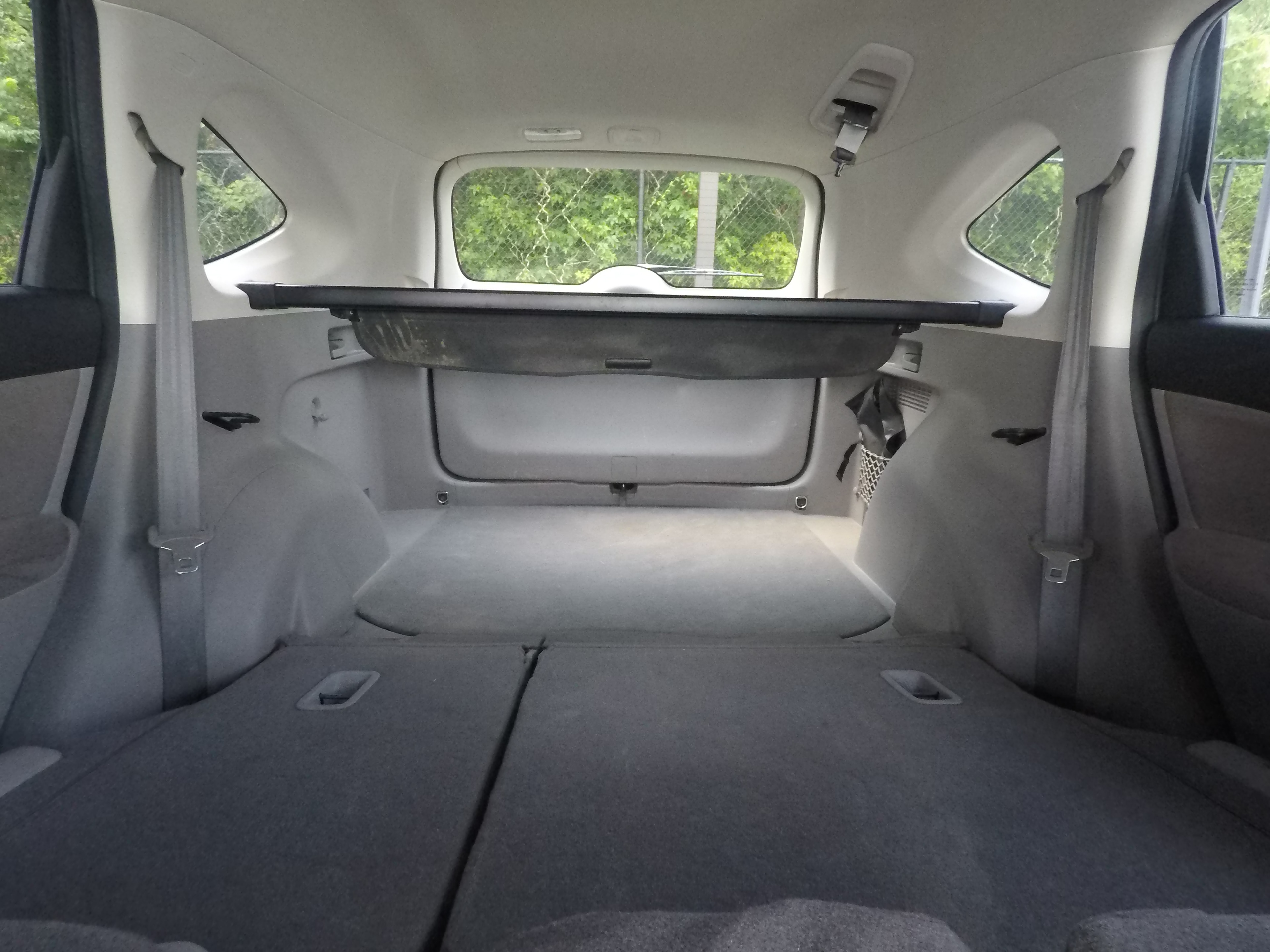 Different second-row seat configurations are shown with rear seats fully upright, a 60/40 split, and full-flat rear seats.