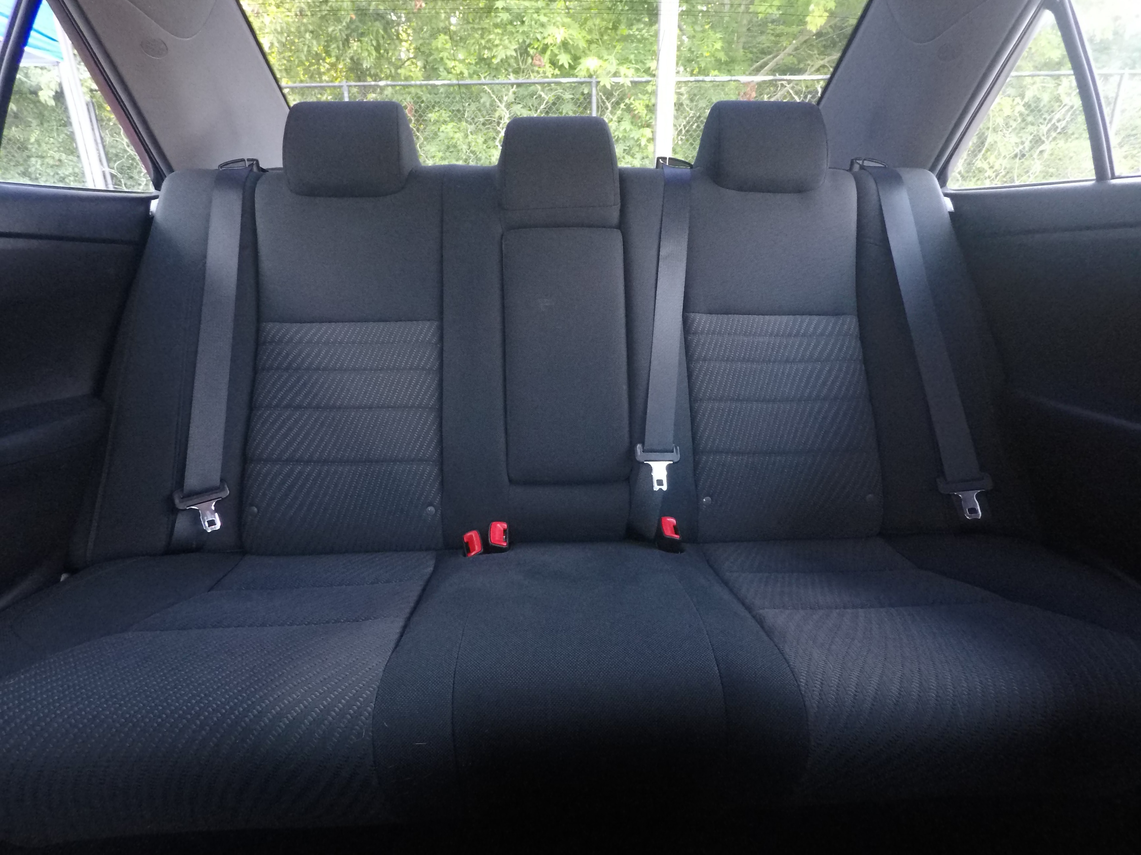 Different second-row seat configurations are shown with rear seats fully upright, a 60/40 split, and full-flat rear seats.
