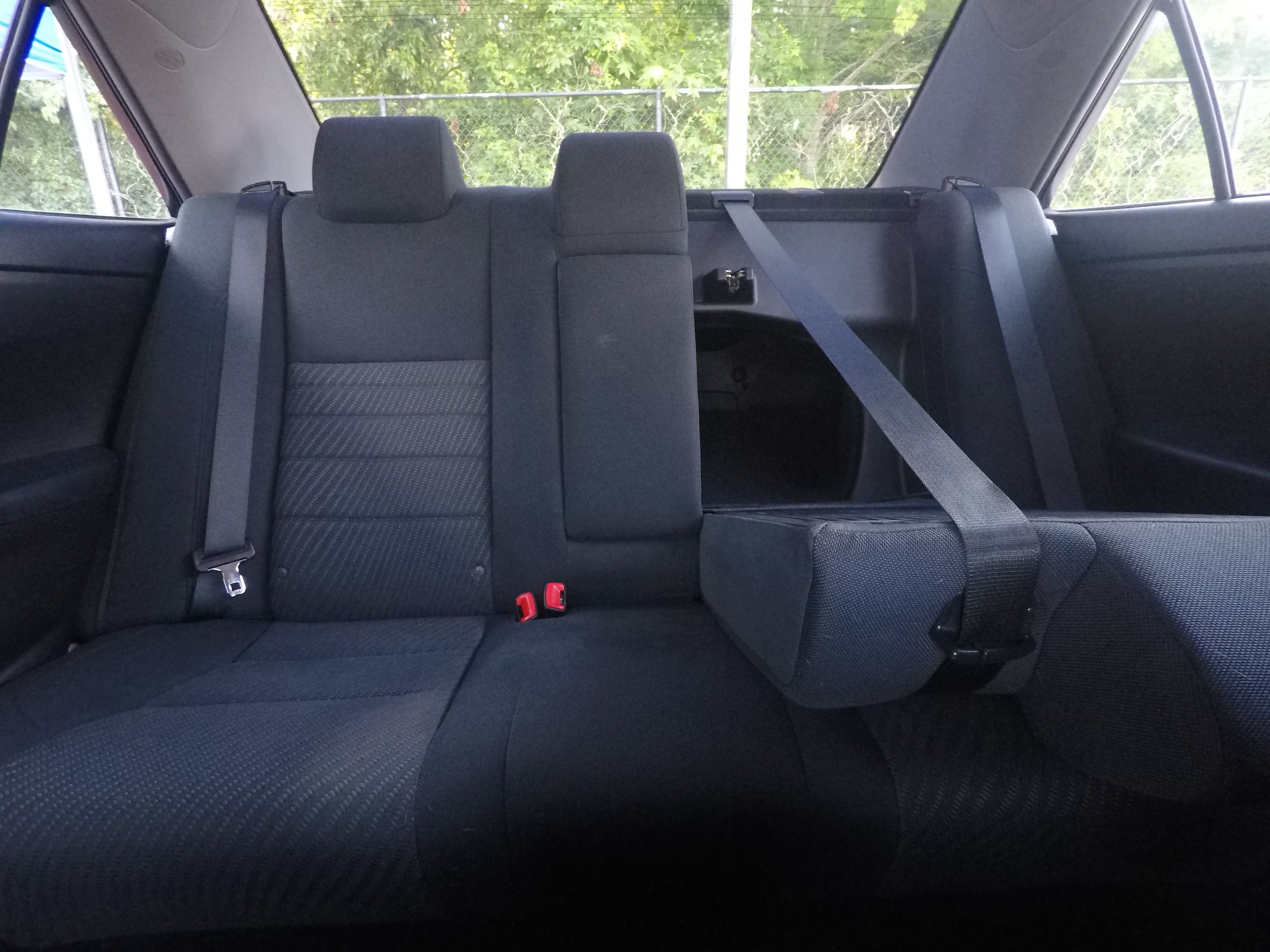 Different second-row seat configurations are shown with rear seats fully upright, a 60/40 split, and full-flat rear seats.