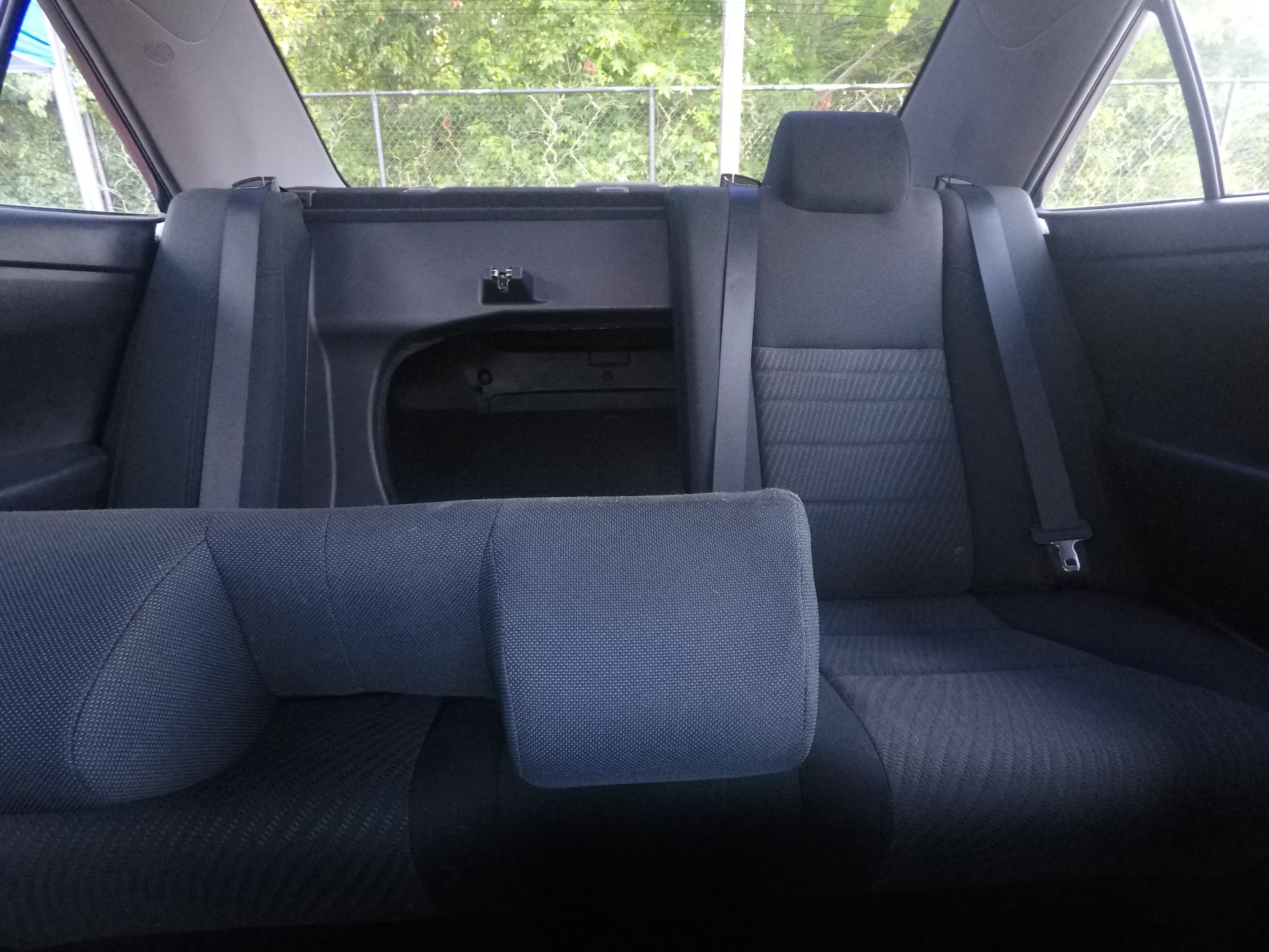 Different second-row seat configurations are shown with rear seats fully upright, a 60/40 split, and full-flat rear seats.