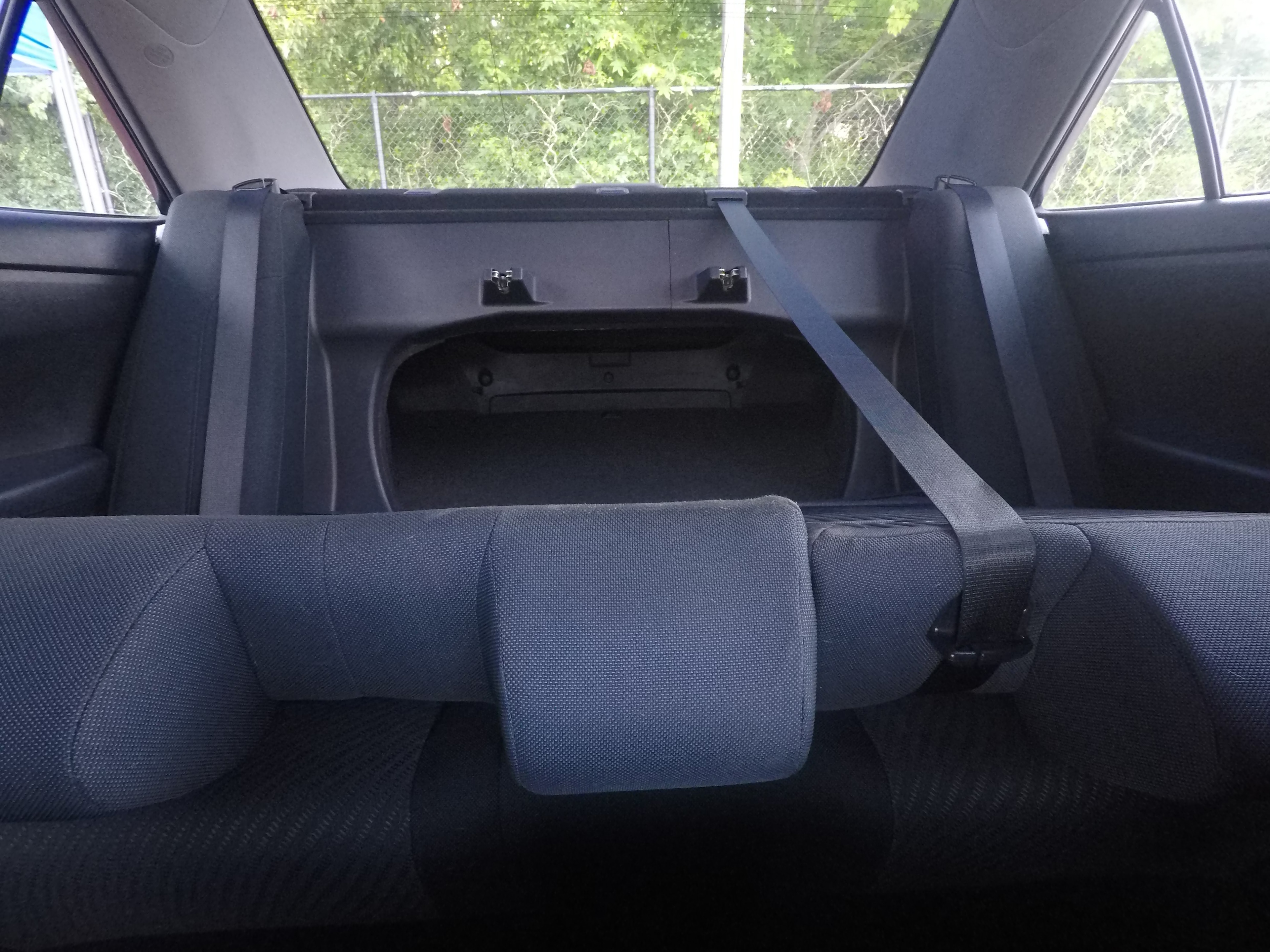 Different second-row seat configurations are shown with rear seats fully upright, a 60/40 split, and full-flat rear seats.