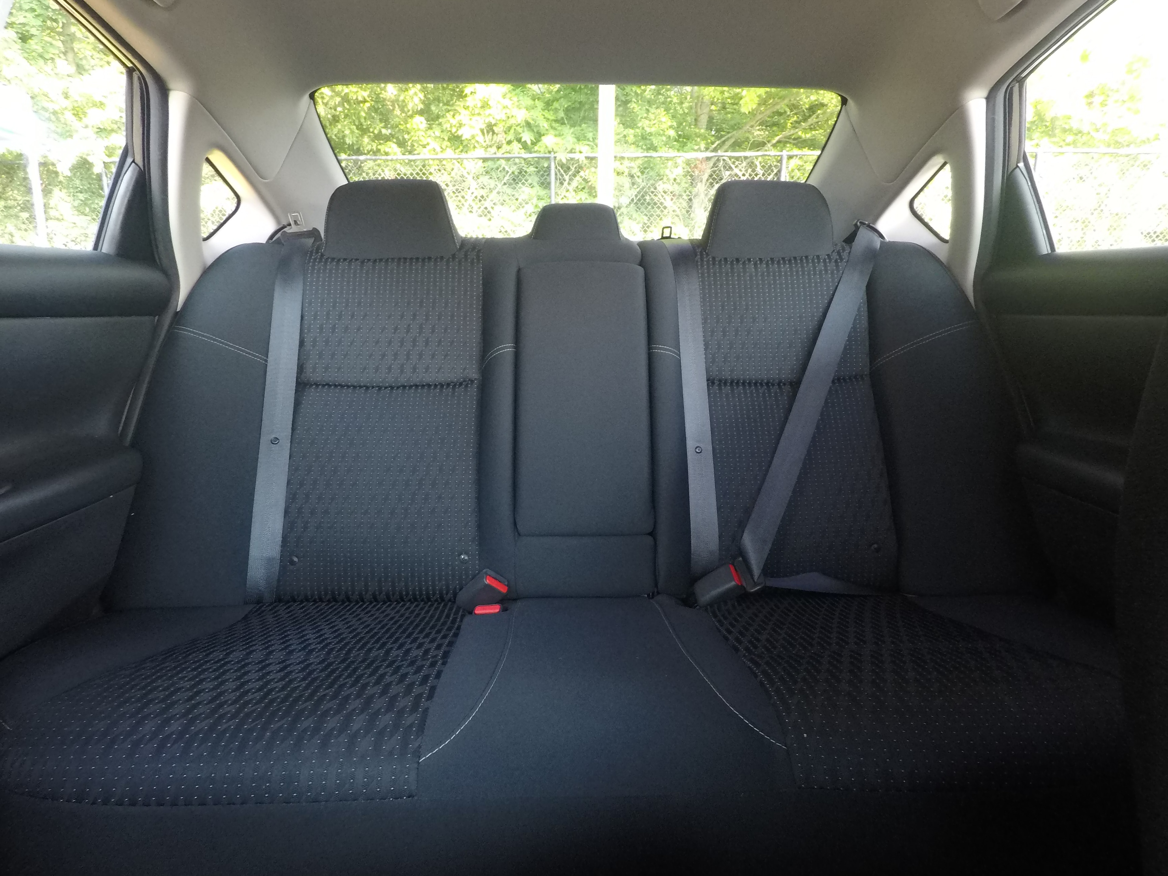 Different second-row seat configurations are shown with rear seats fully upright, a 40/20/40 split, and full-flat rear seats.