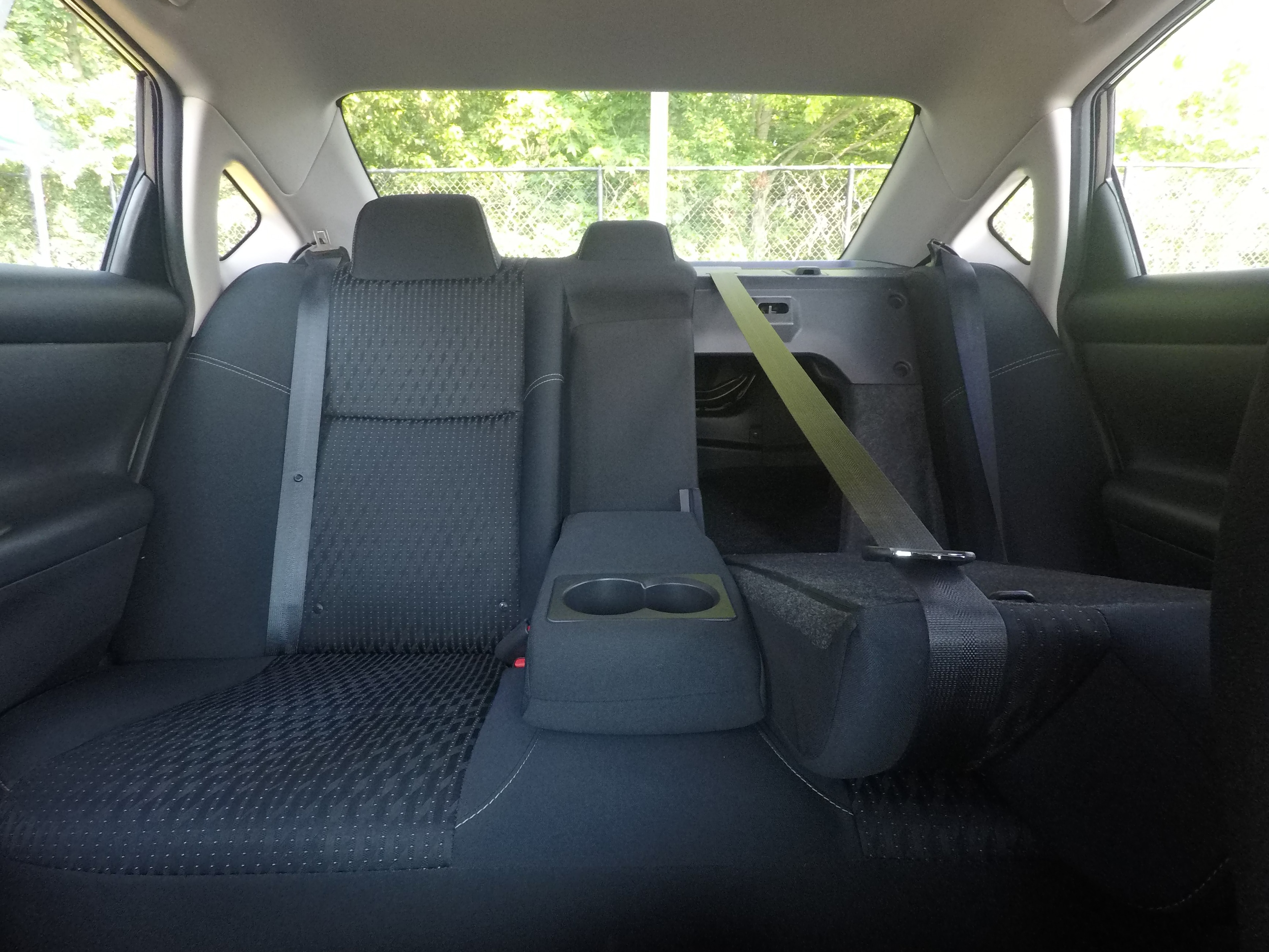 Different second-row seat configurations are shown with rear seats fully upright, a 40/20/40 split, and full-flat rear seats.