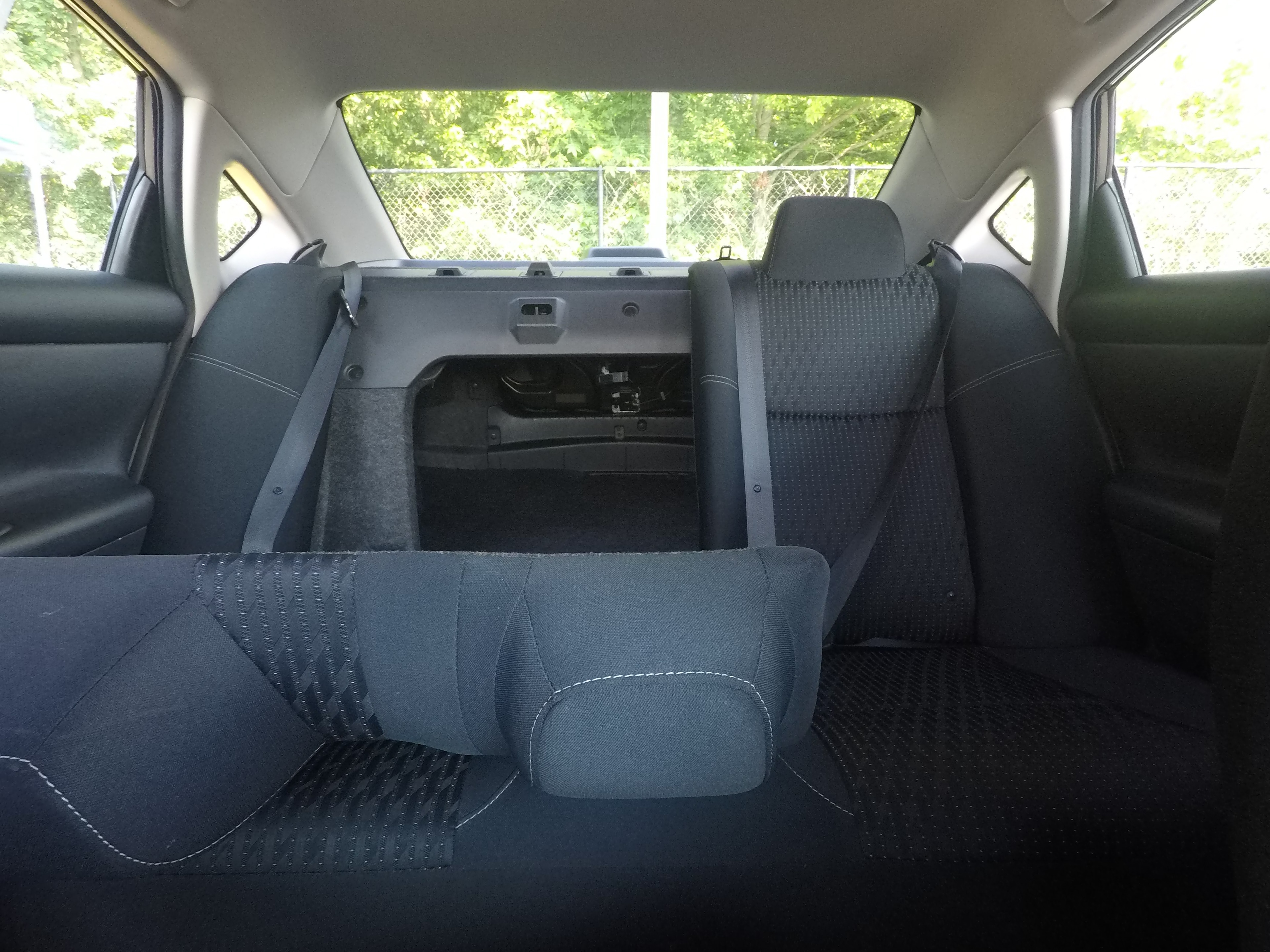 Different second-row seat configurations are shown with rear seats fully upright, a 40/20/40 split, and full-flat rear seats.