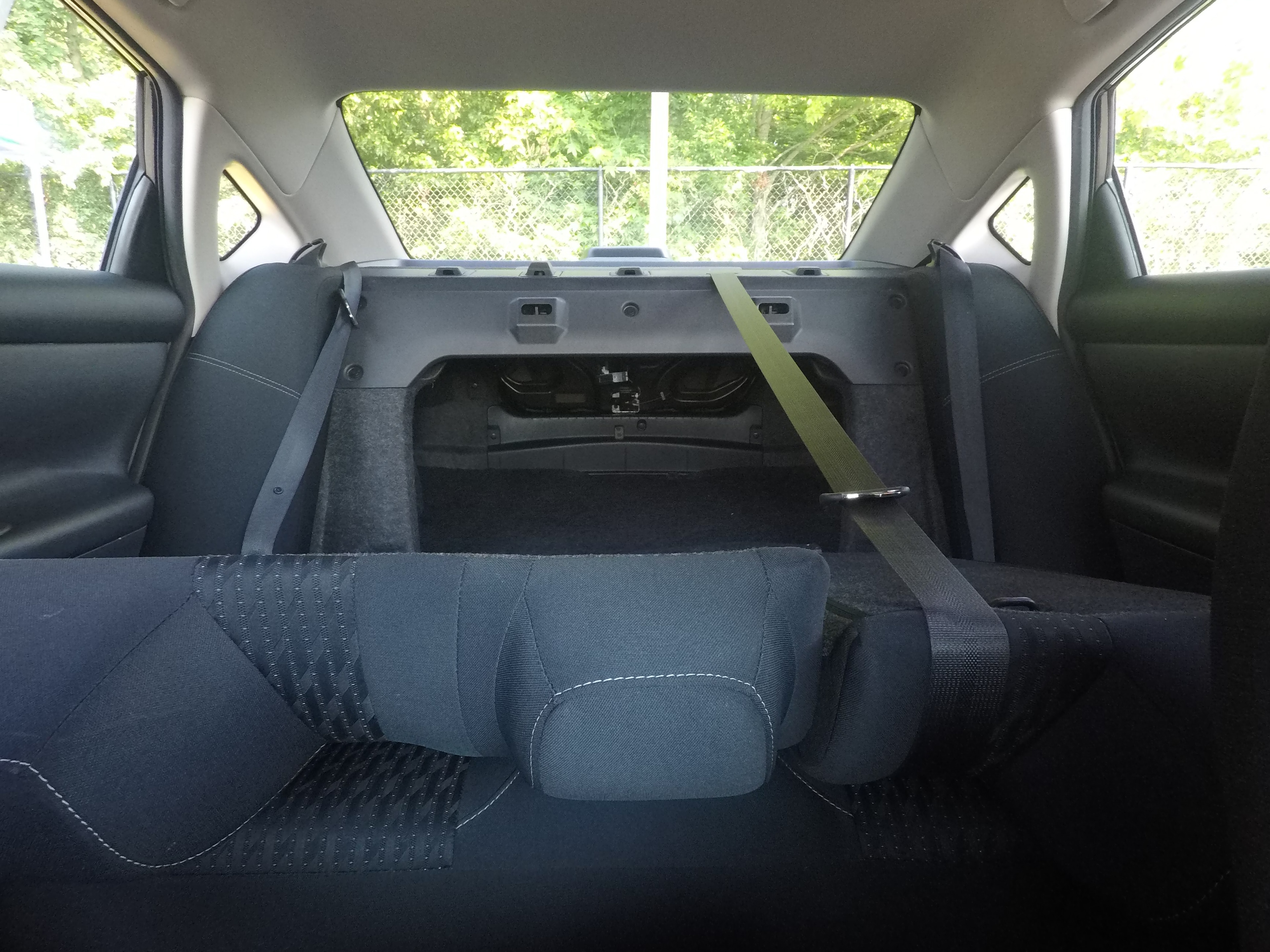 Different second-row seat configurations are shown with rear seats fully upright, a 40/20/40 split, and full-flat rear seats.