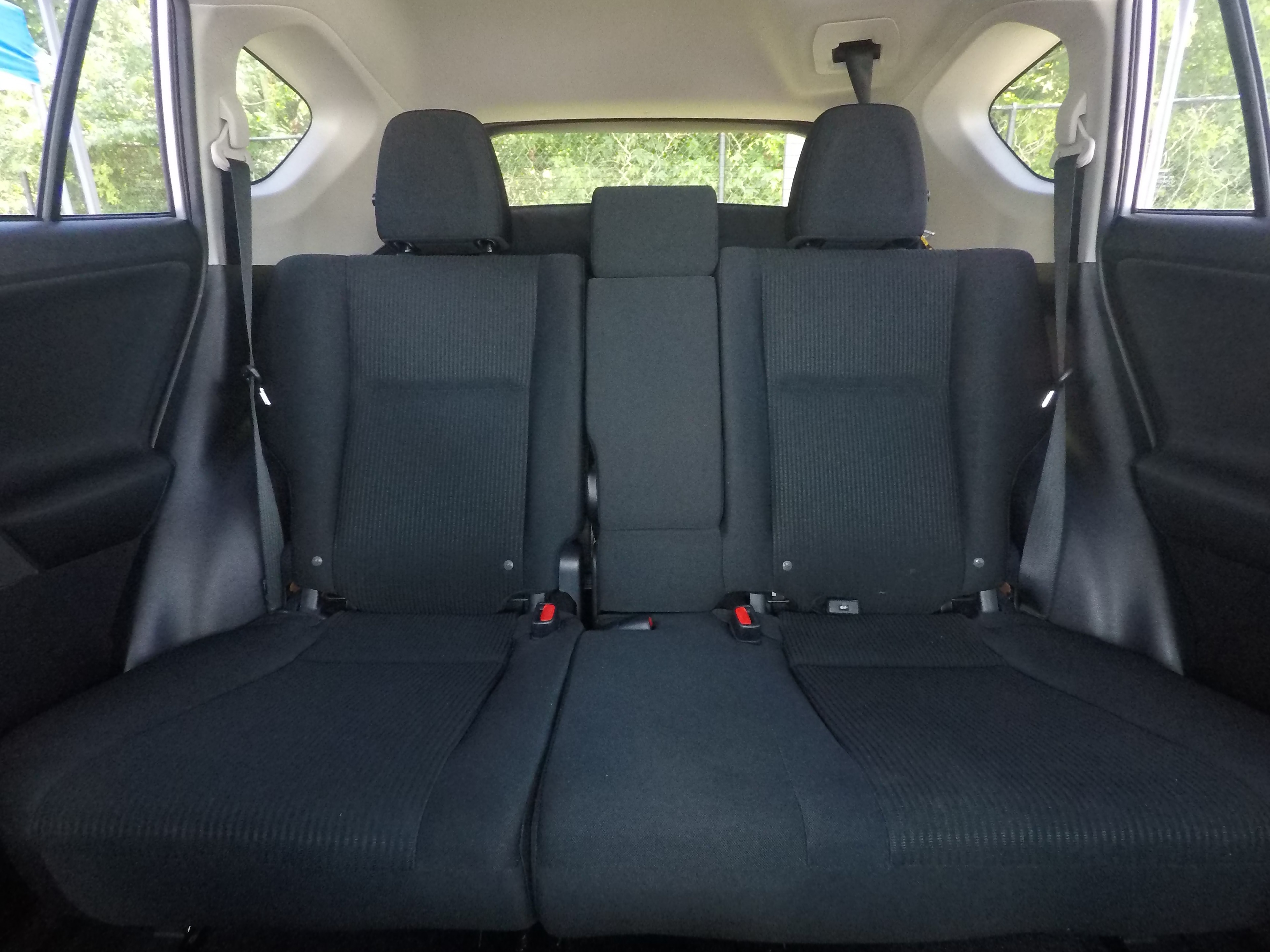 Different second-row seat configurations are shown with rear seats fully upright, a 60/40 split, and full-flat rear seats.