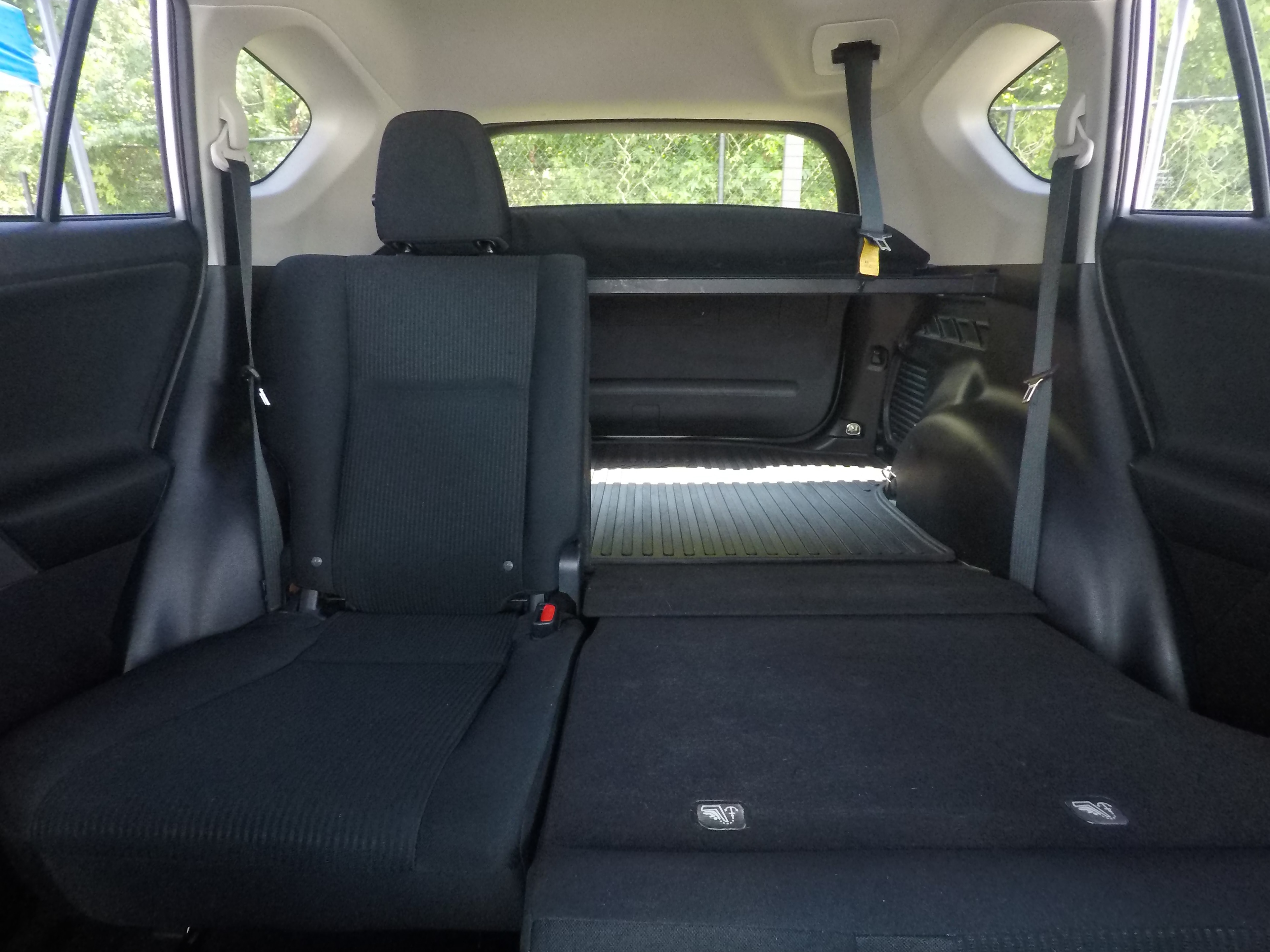 Different second-row seat configurations are shown with rear seats fully upright, a 60/40 split, and full-flat rear seats.