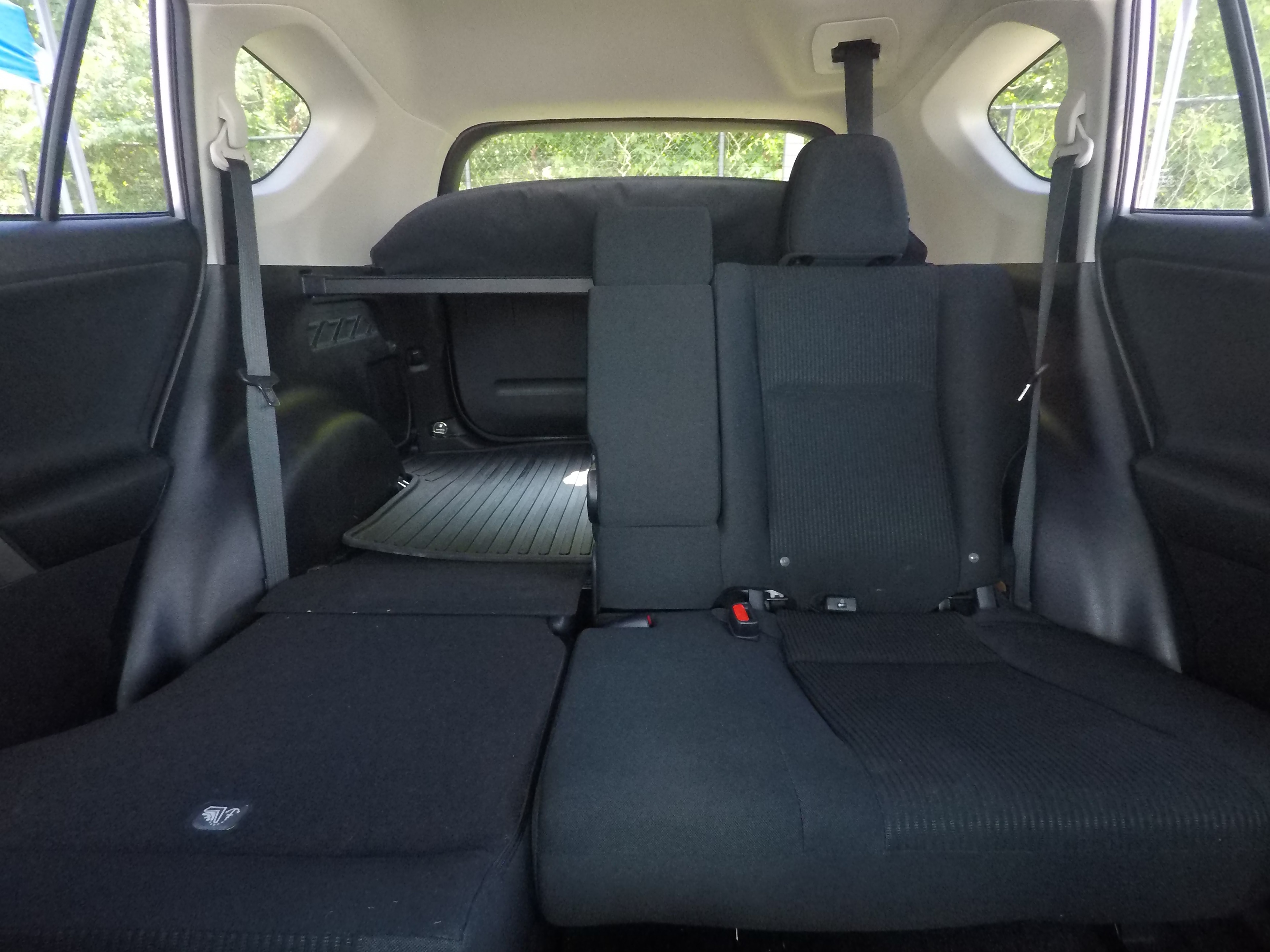 Different second-row seat configurations are shown with rear seats fully upright, a 60/40 split, and full-flat rear seats.
