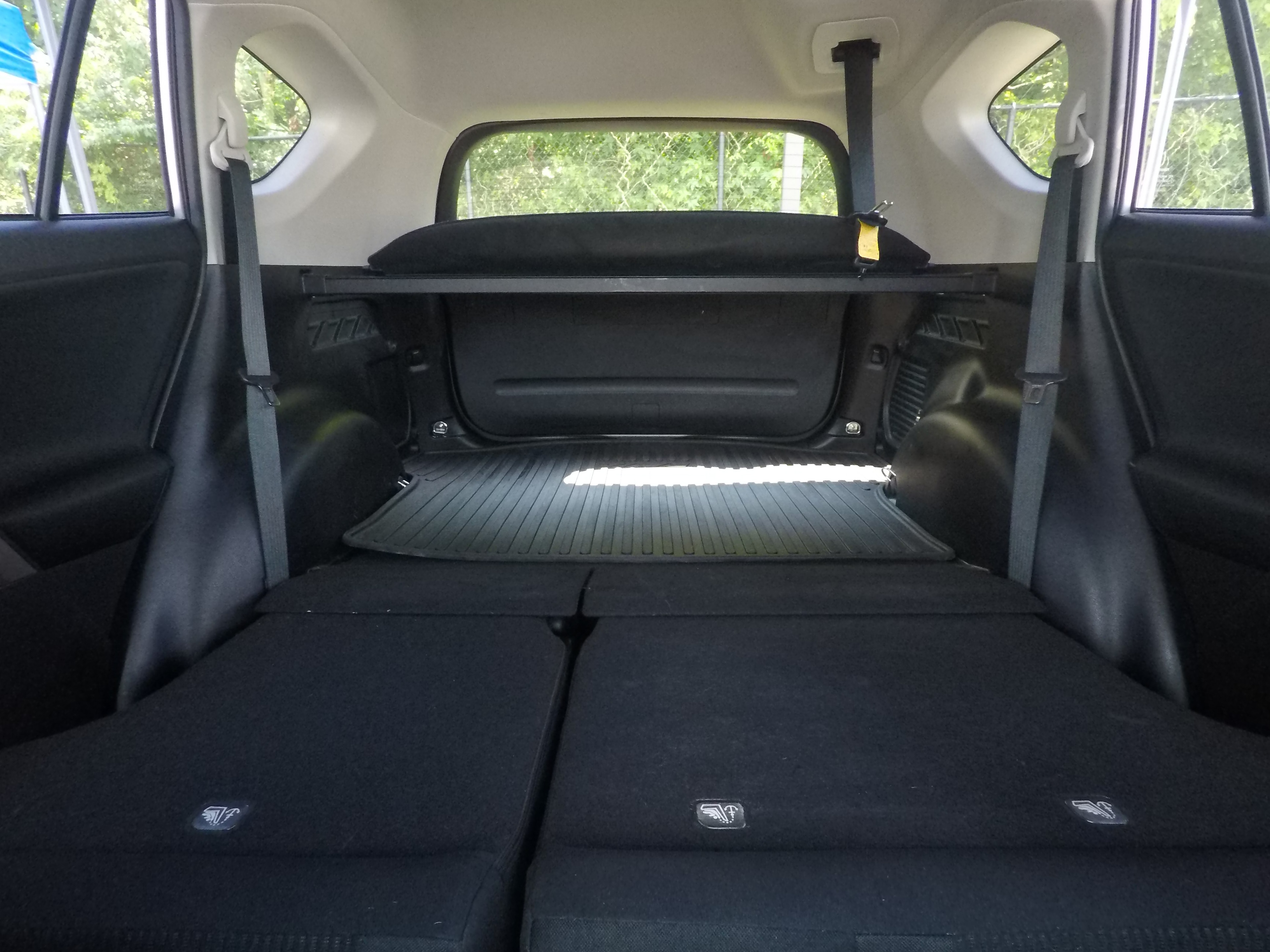 Different second-row seat configurations are shown with rear seats fully upright, a 60/40 split, and full-flat rear seats.