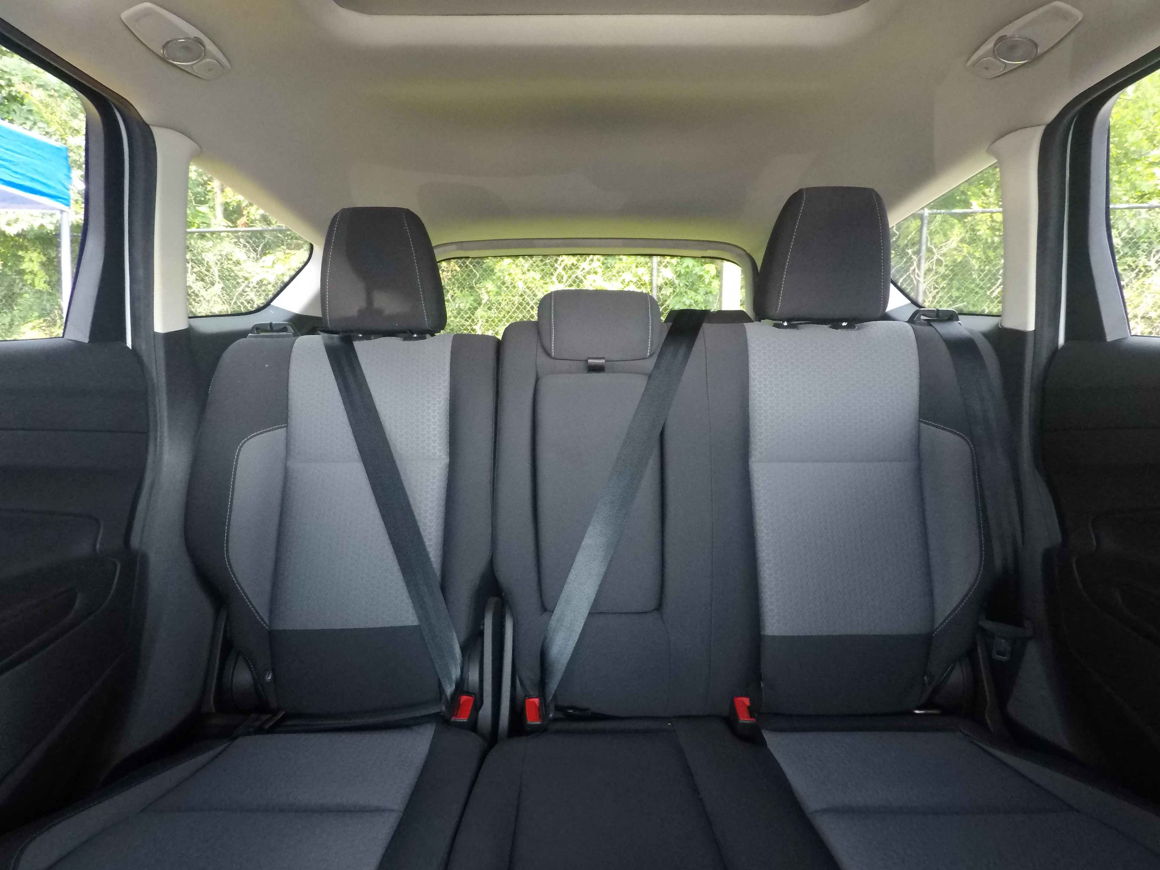 Different second-row seat configurations are shown with rear seats fully upright, a 60/40 split, and full-flat rear seats.