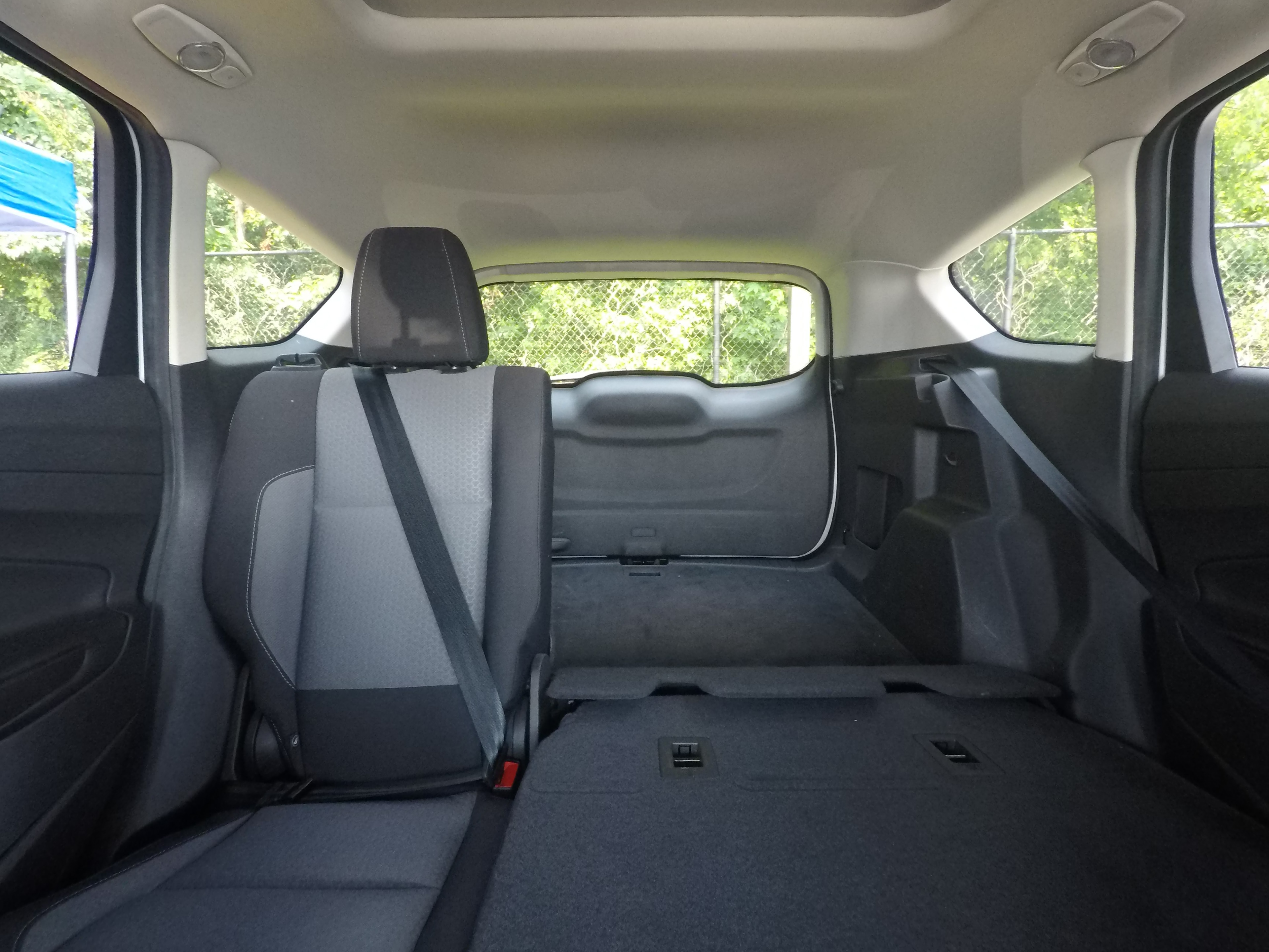 Different second-row seat configurations are shown with rear seats fully upright, a 60/40 split, and full-flat rear seats.