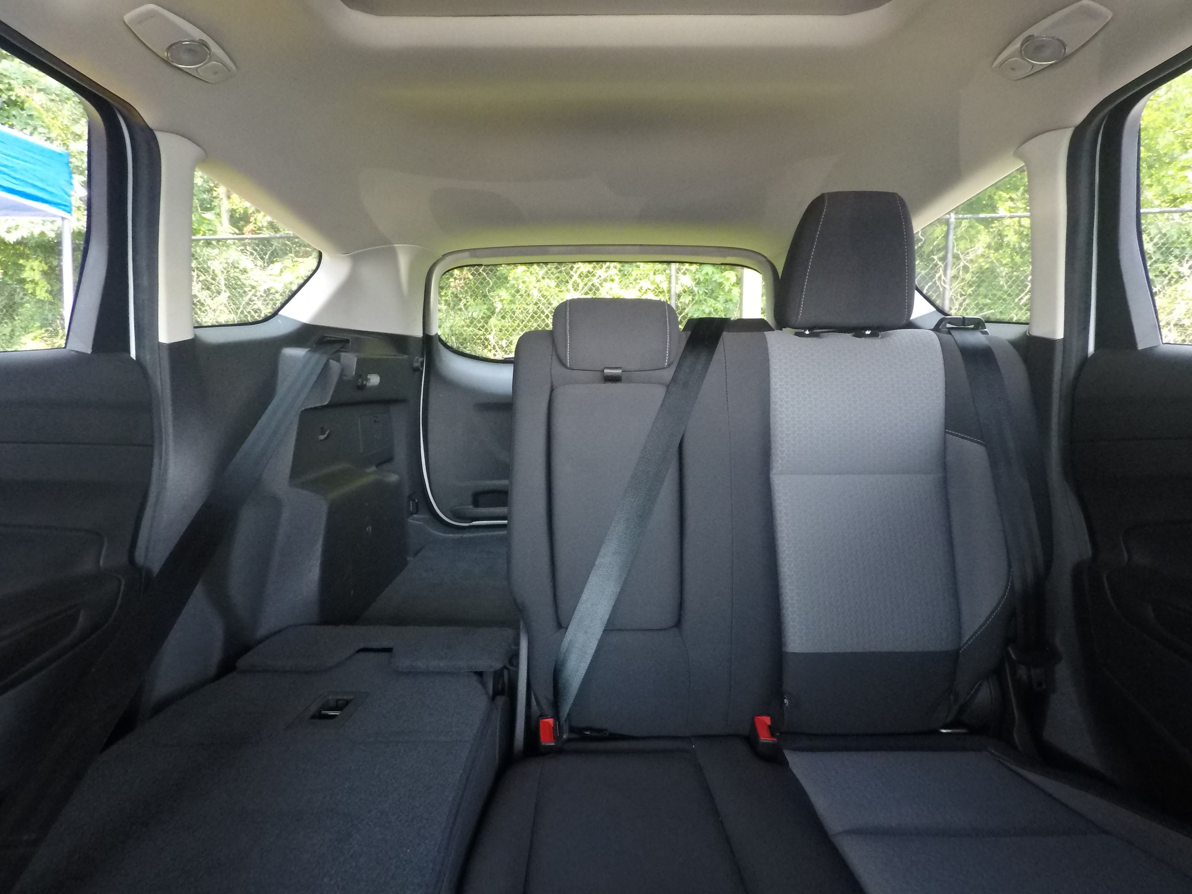 Different second-row seat configurations are shown with rear seats fully upright, a 60/40 split, and full-flat rear seats.