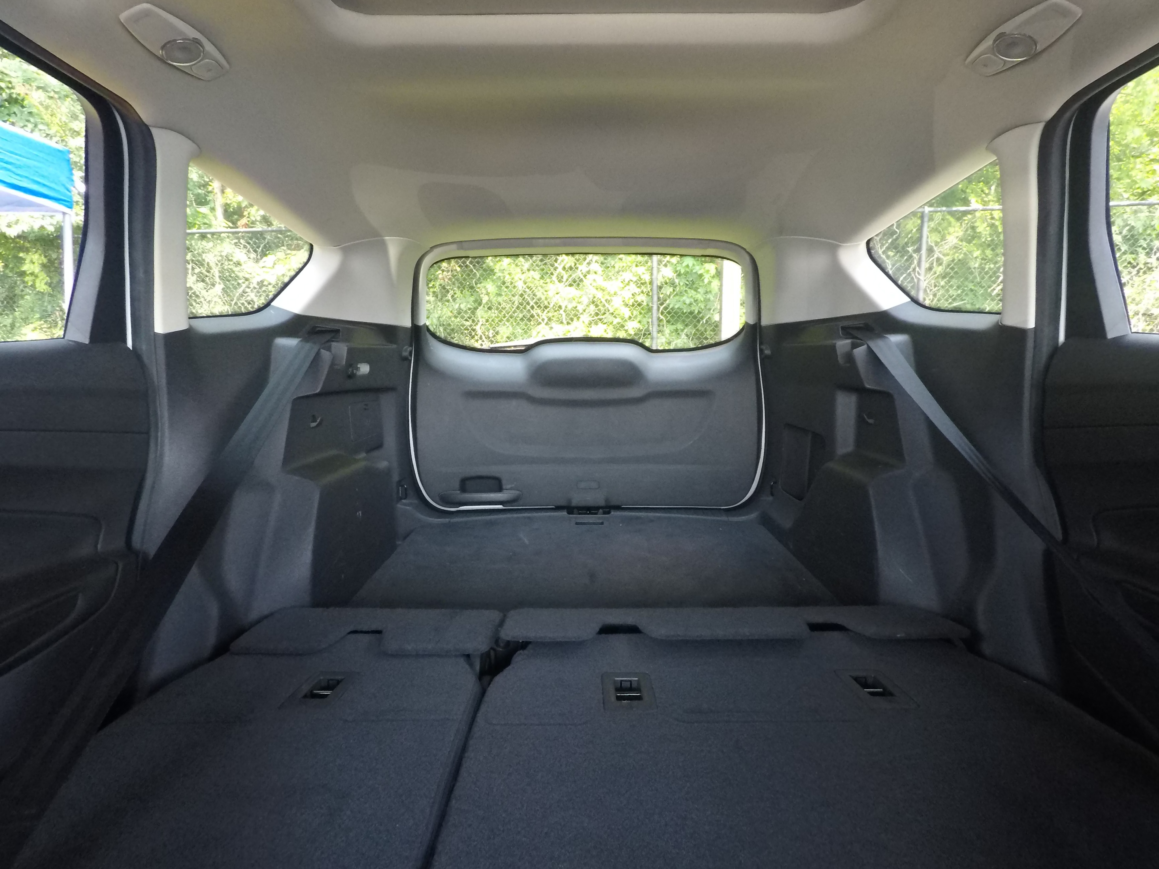Different second-row seat configurations are shown with rear seats fully upright, a 60/40 split, and full-flat rear seats.
