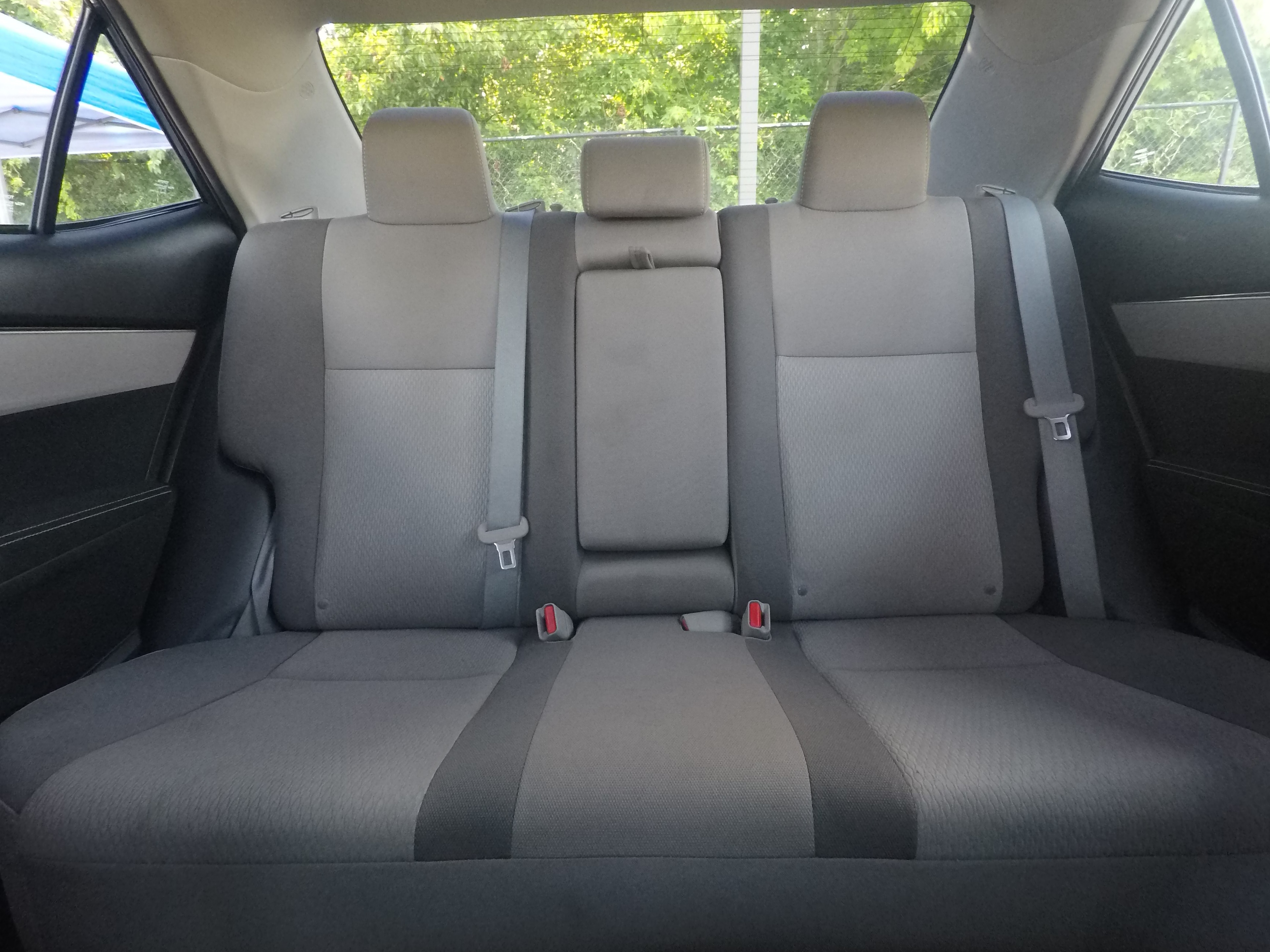 Different second-row seat configurations are shown with rear seats fully upright, a 60/40 split, and full-flat rear seats.