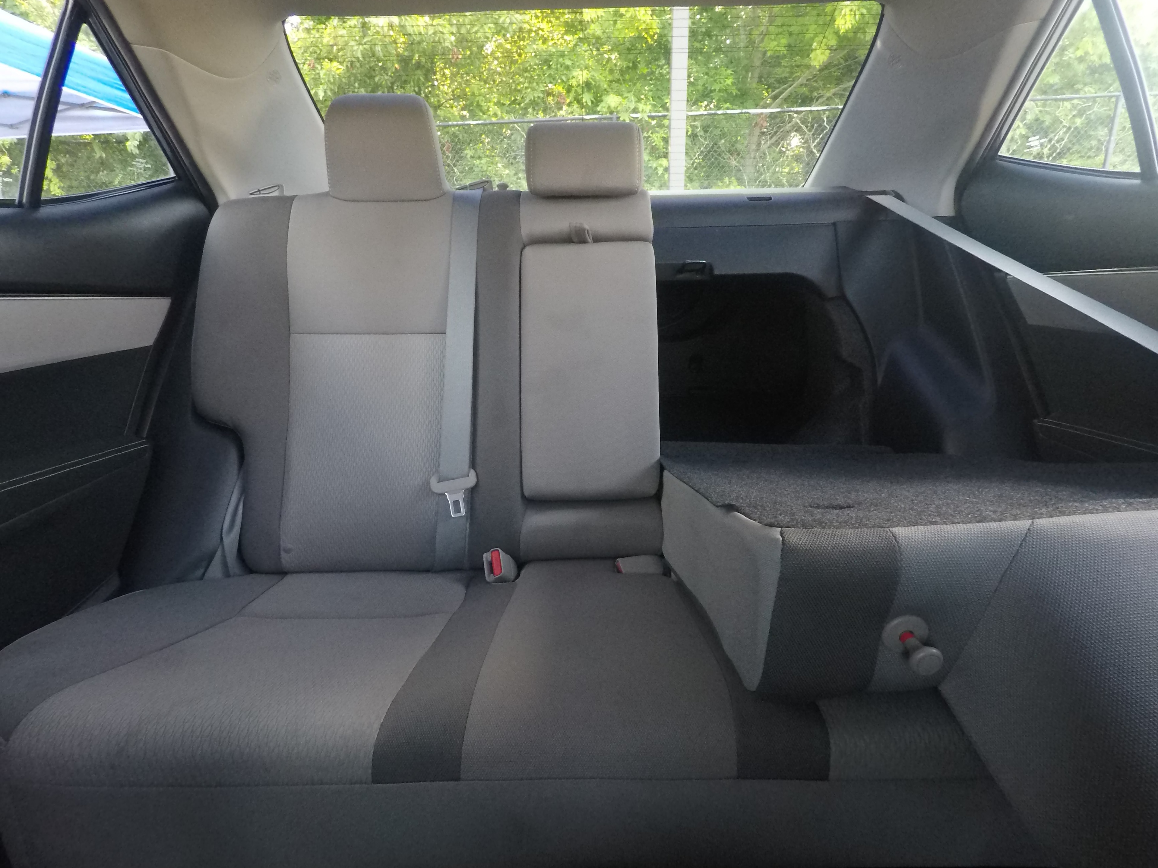 Different second-row seat configurations are shown with rear seats fully upright, a 60/40 split, and full-flat rear seats.