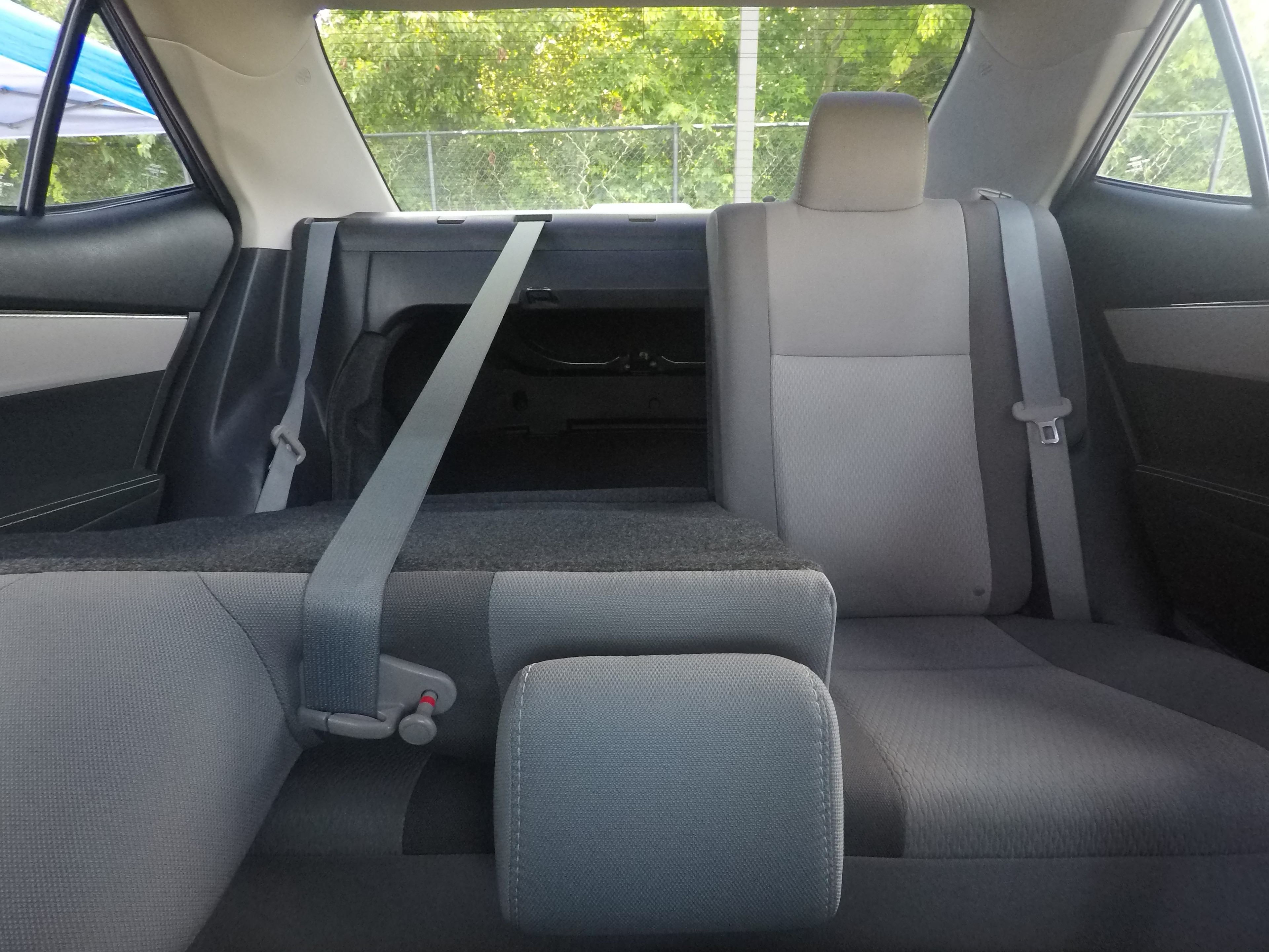 Different second-row seat configurations are shown with rear seats fully upright, a 60/40 split, and full-flat rear seats.