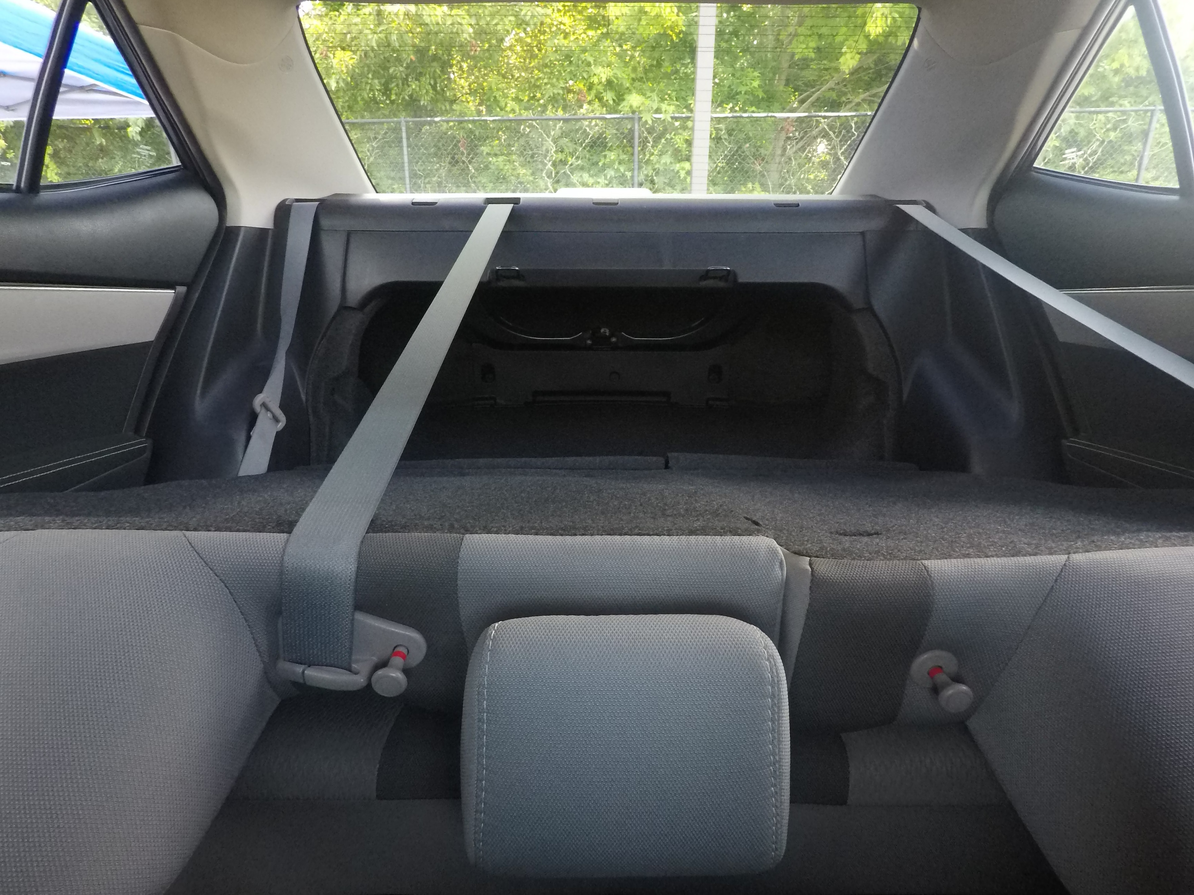 Different second-row seat configurations are shown with rear seats fully upright, a 60/40 split, and full-flat rear seats.
