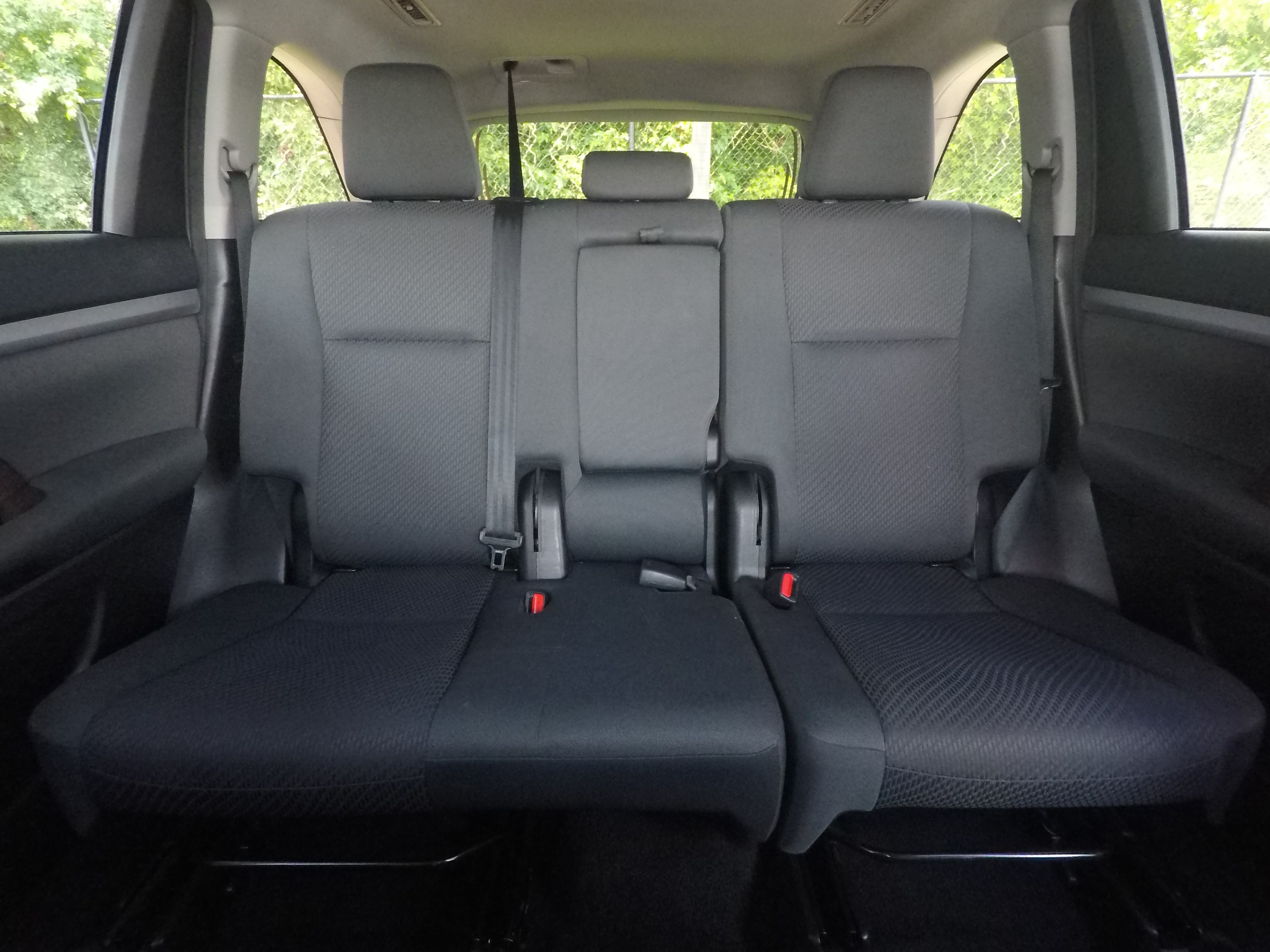 Different second-row seat configurations are shown with rear seats fully upright, a 60/40 split, and full-flat rear seats.