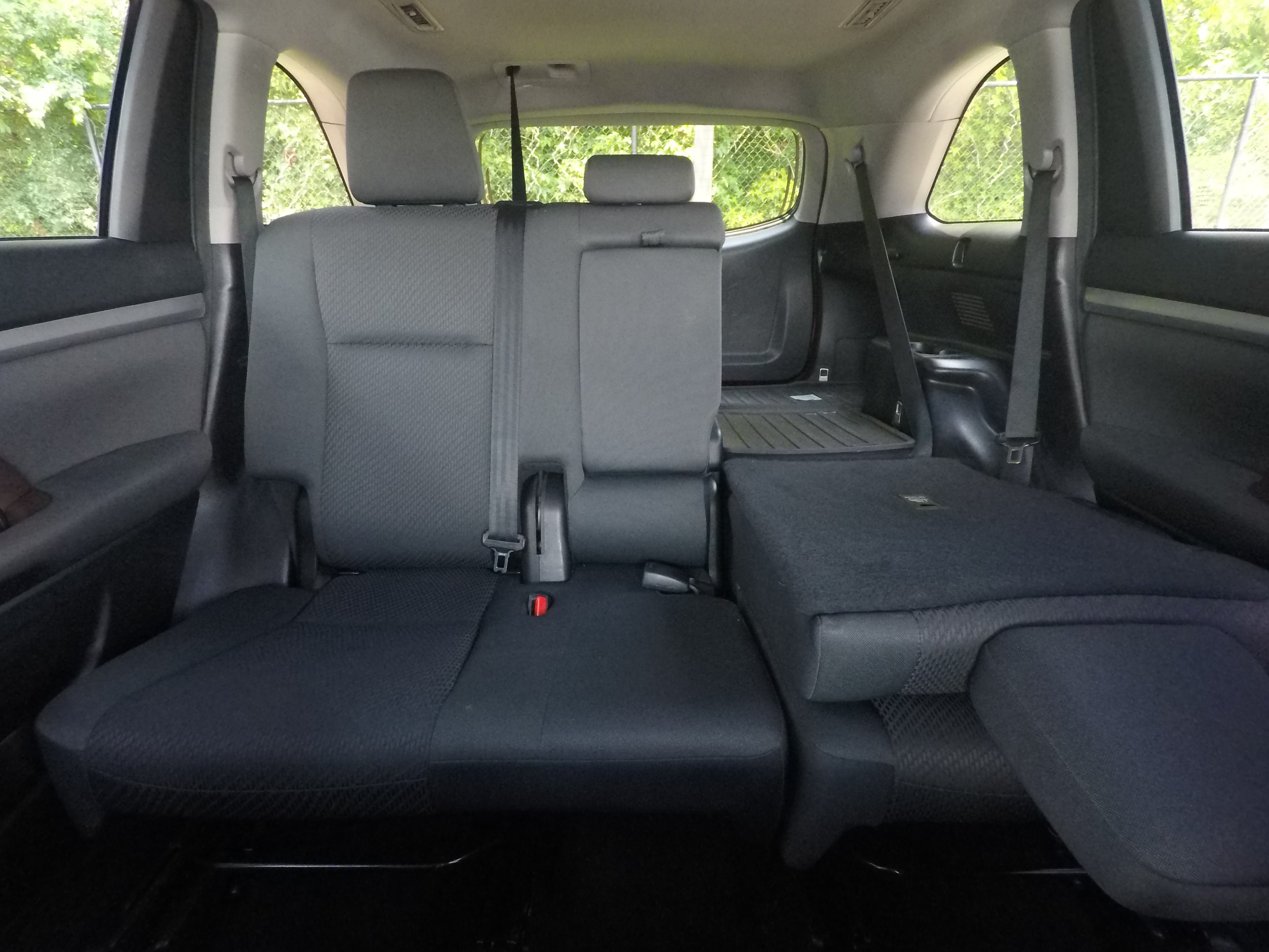 Different second-row seat configurations are shown with rear seats fully upright, a 60/40 split, and full-flat rear seats.