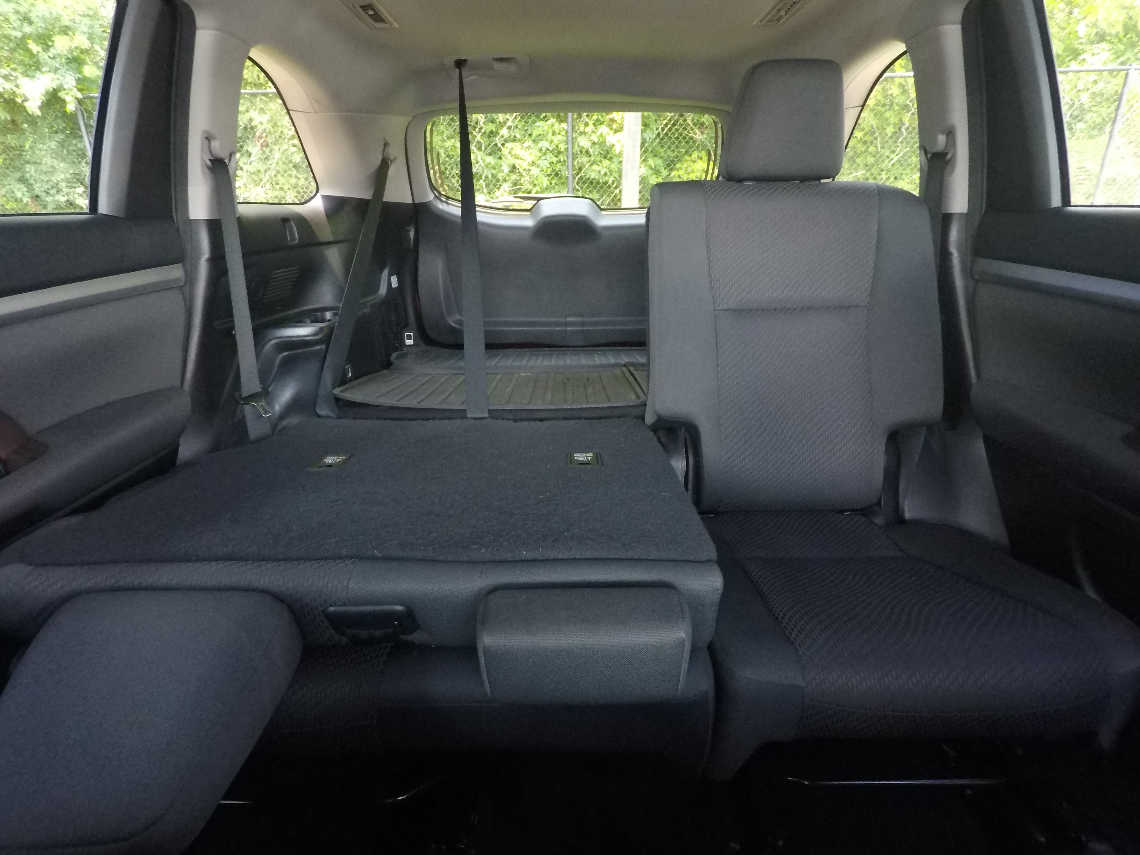 Different second-row seat configurations are shown with rear seats fully upright, a 60/40 split, and full-flat rear seats.