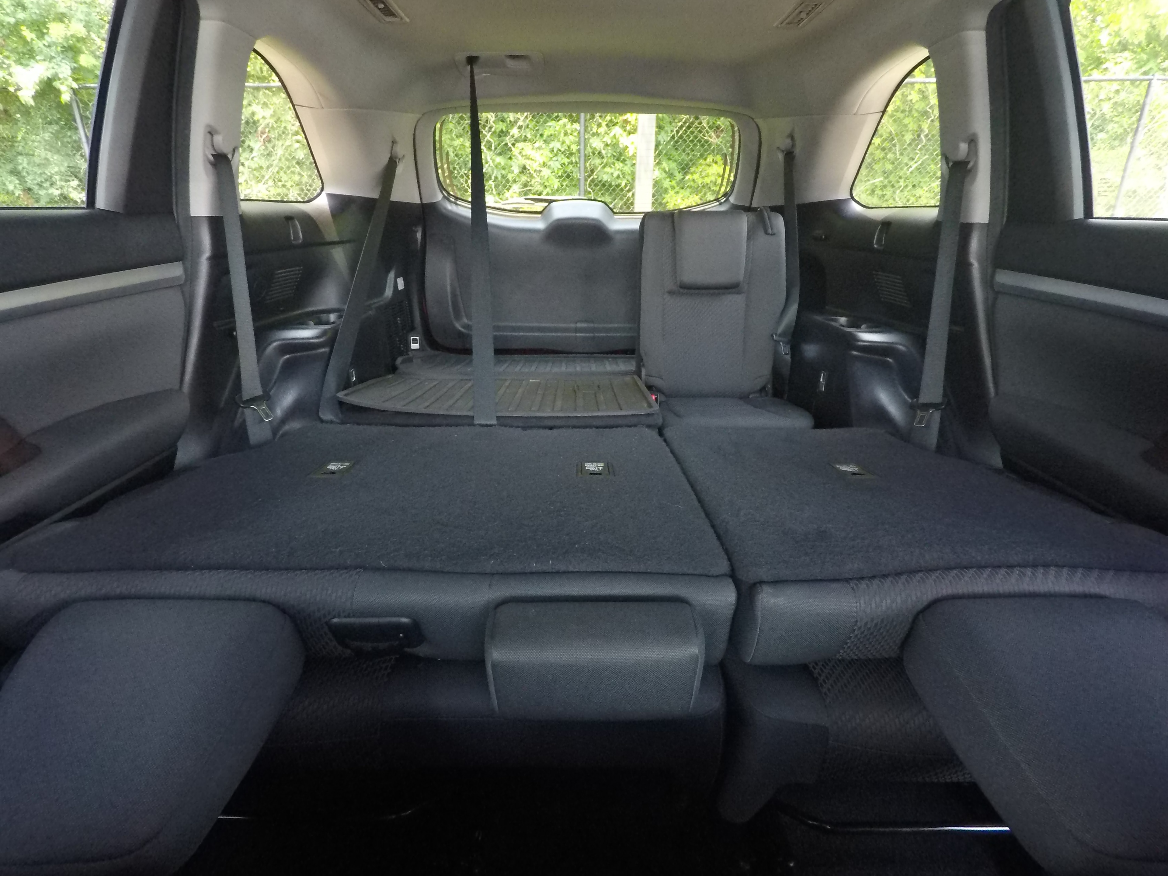 Different second-row seat configurations are shown with rear seats fully upright, a 60/40 split, and full-flat rear seats.