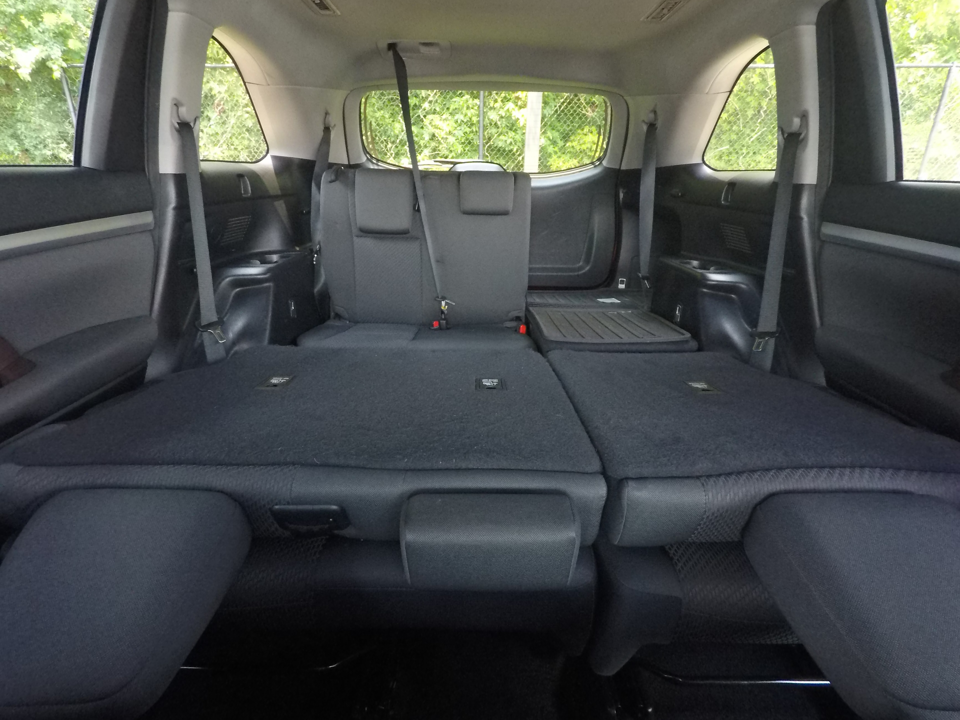 Different second-row seat configurations are shown with rear seats fully upright, a 60/40 split, and full-flat rear seats.