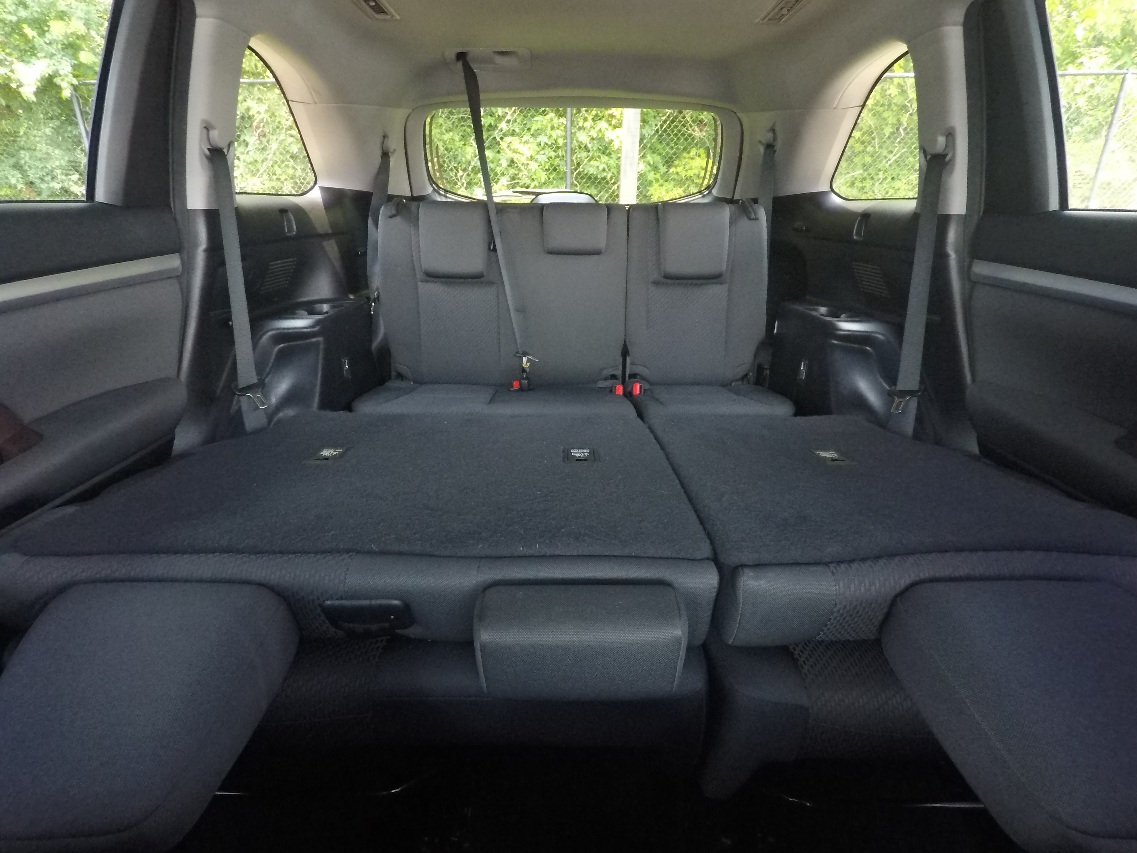 Different second-row seat configurations are shown with rear seats fully upright, a 60/40 split, and full-flat rear seats.