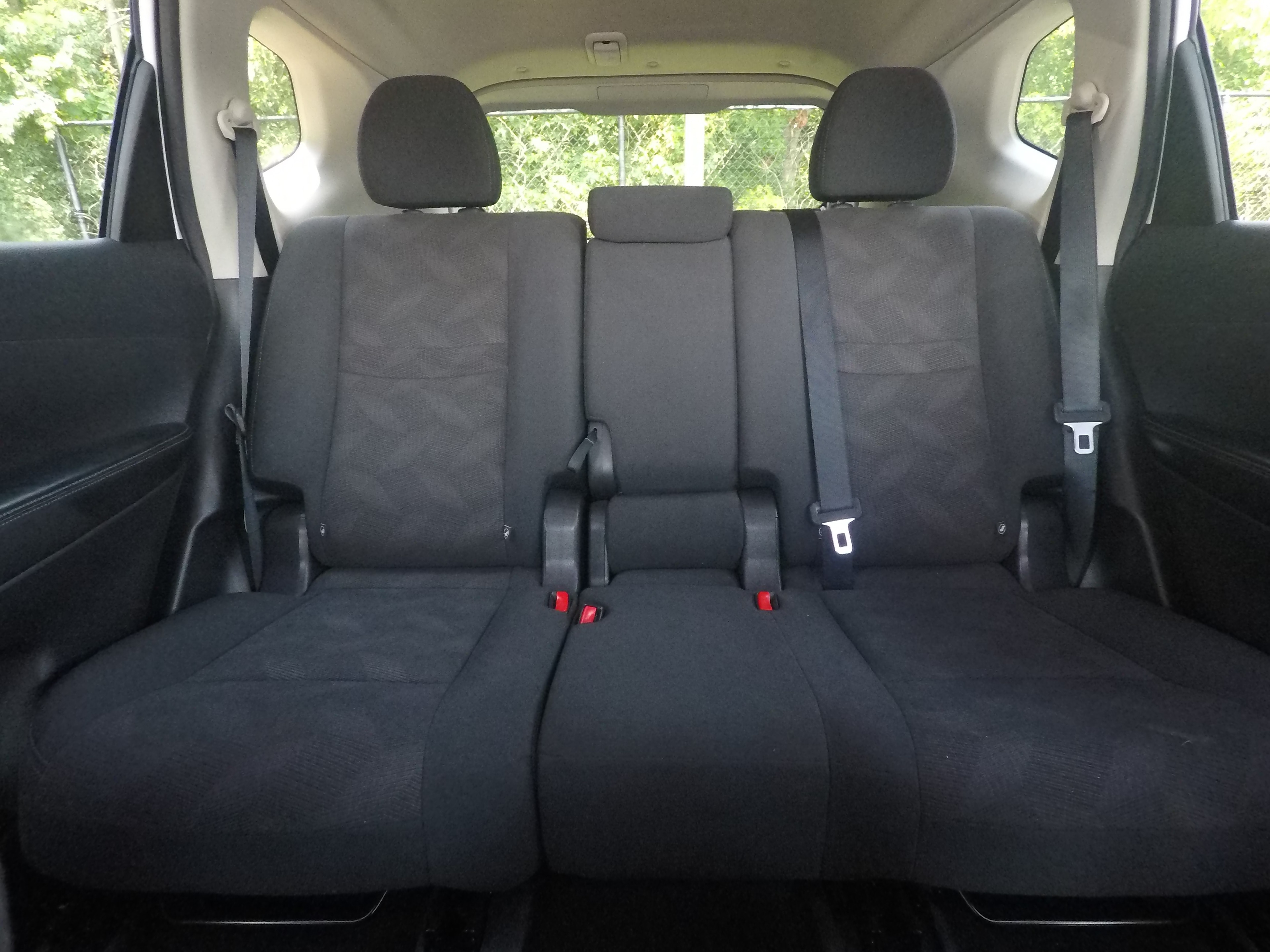 Different second-row seat configurations are shown with rear seats fully upright, a 60/40 split, and full-flat rear seats.