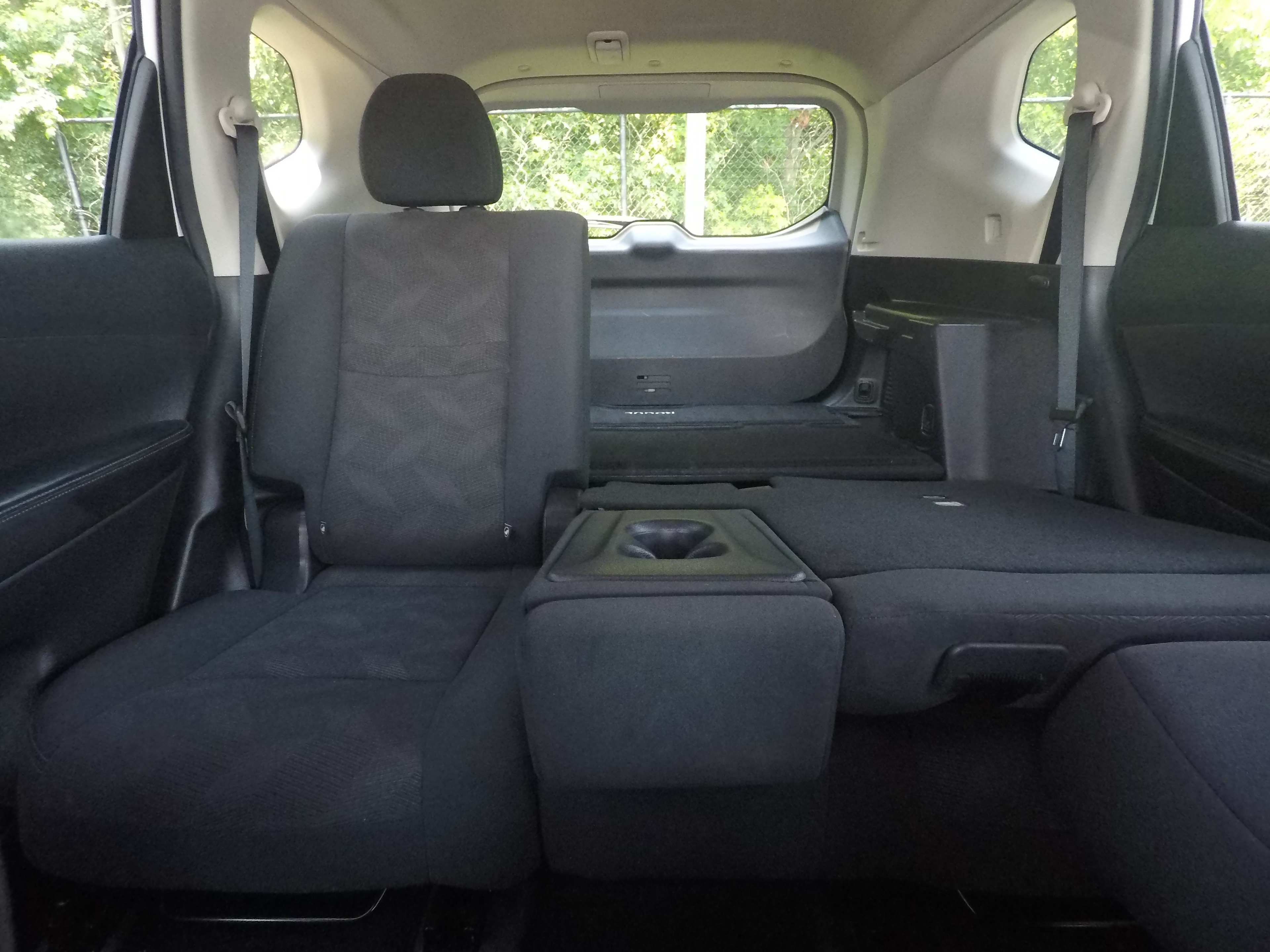 Different second-row seat configurations are shown with rear seats fully upright, a 60/40 split, and full-flat rear seats.