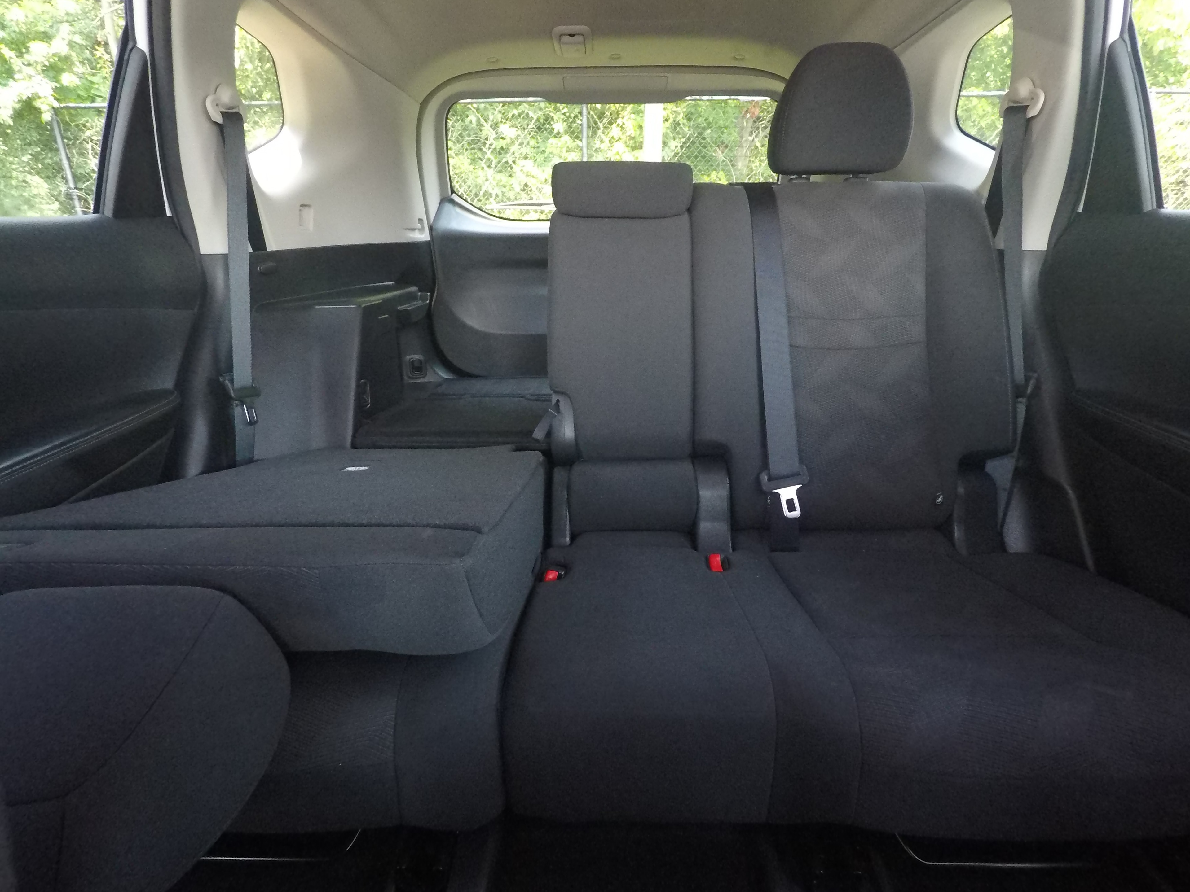 Different second-row seat configurations are shown with rear seats fully upright, a 60/40 split, and full-flat rear seats.