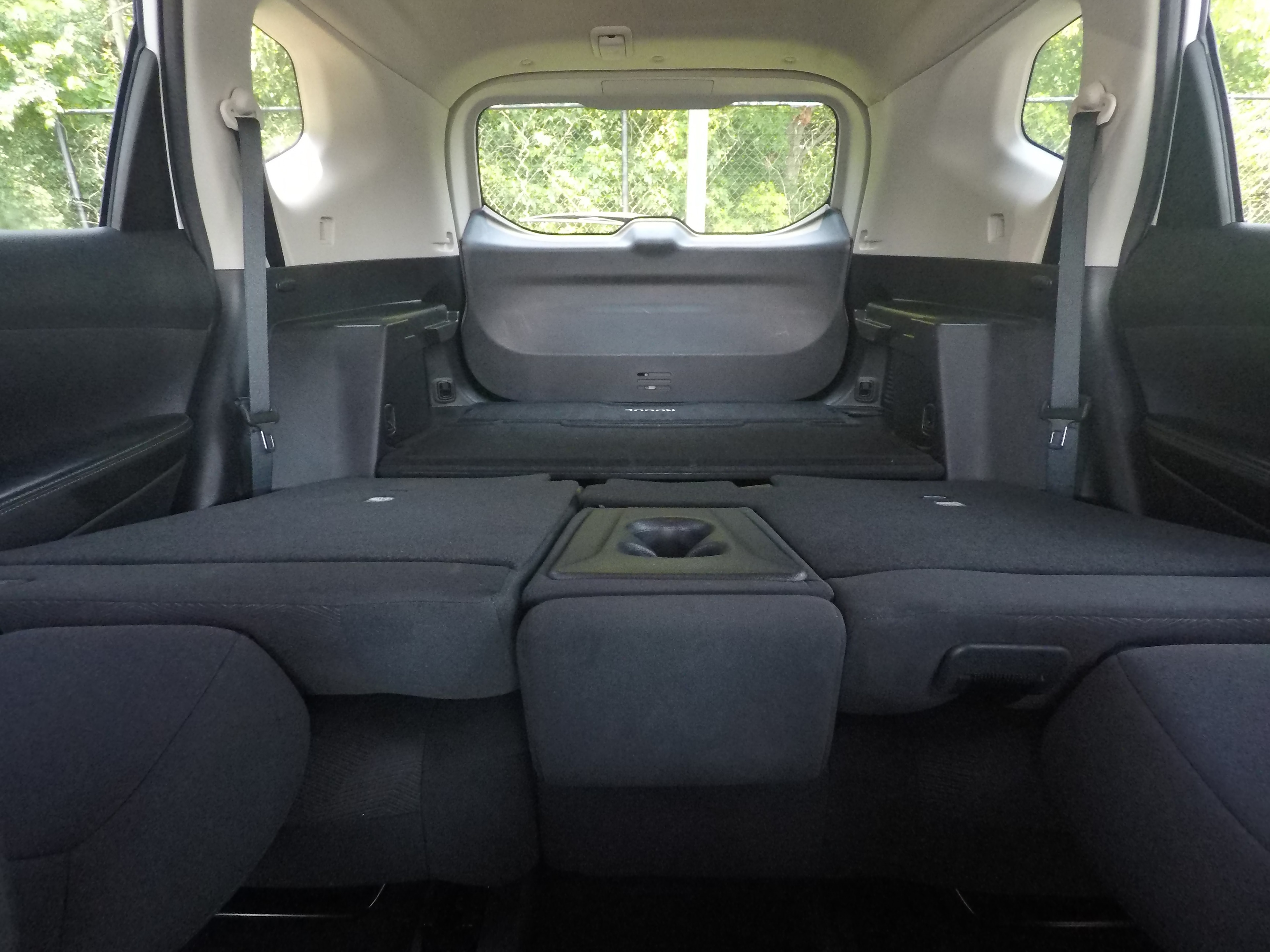 Different second-row seat configurations are shown with rear seats fully upright, a 60/40 split, and full-flat rear seats.