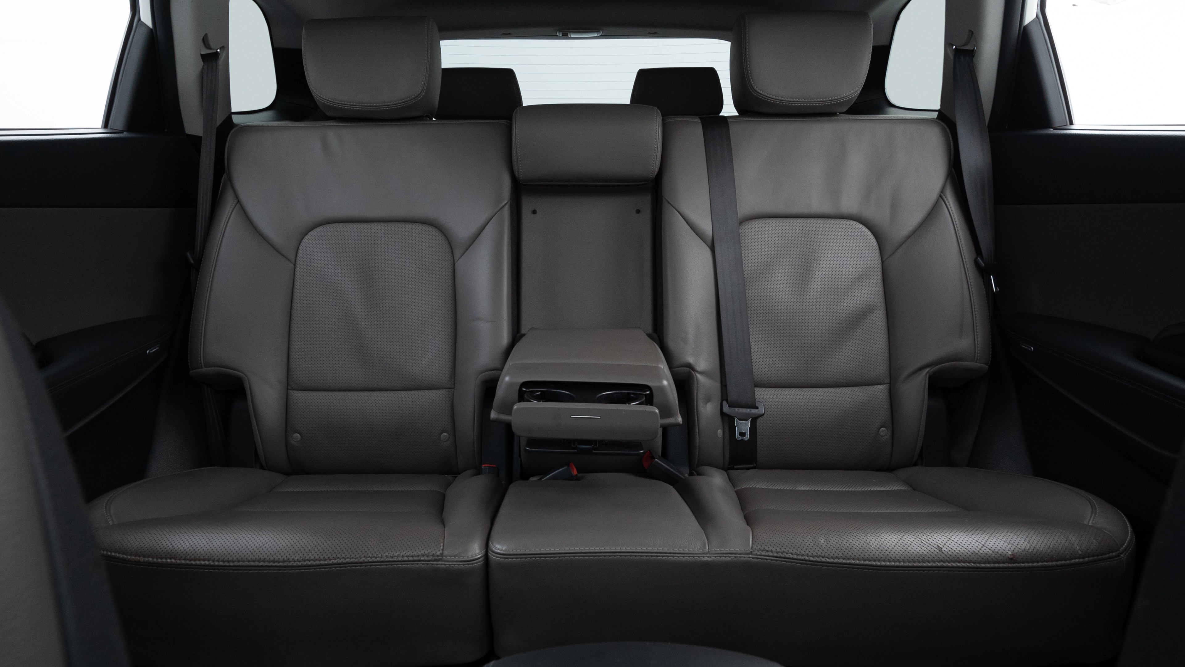 Different second-row seat configurations are shown with rear seats fully upright, a 40/20/40 split, and 50/50 rear seats.