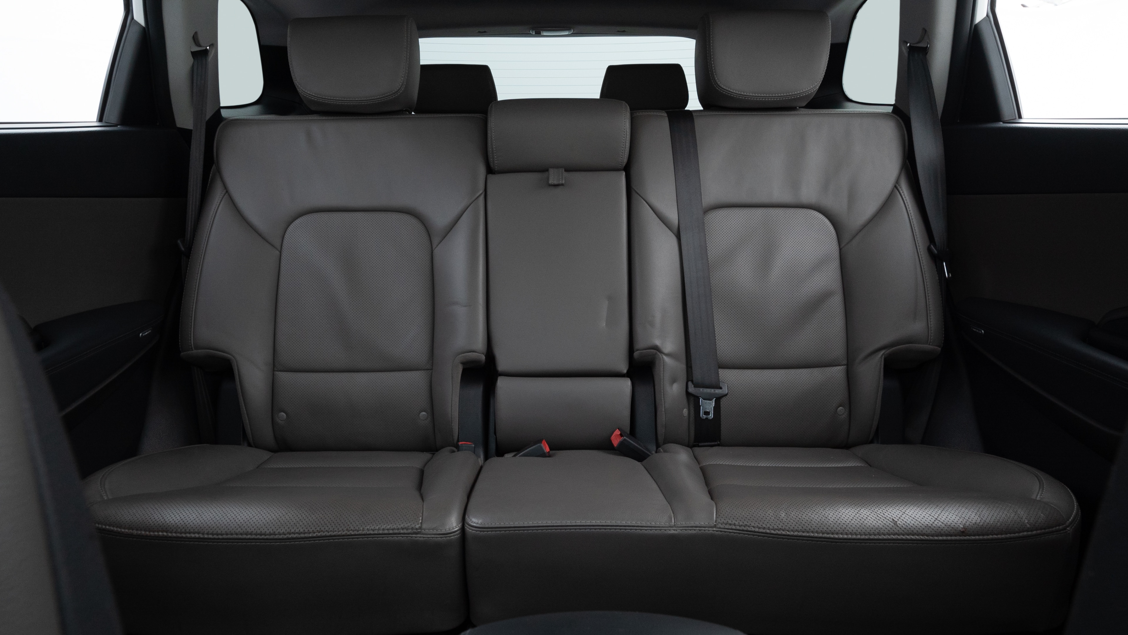 Different second-row seat configurations are shown with rear seats fully upright, a 40/20/40 split, and 50/50 rear seats.