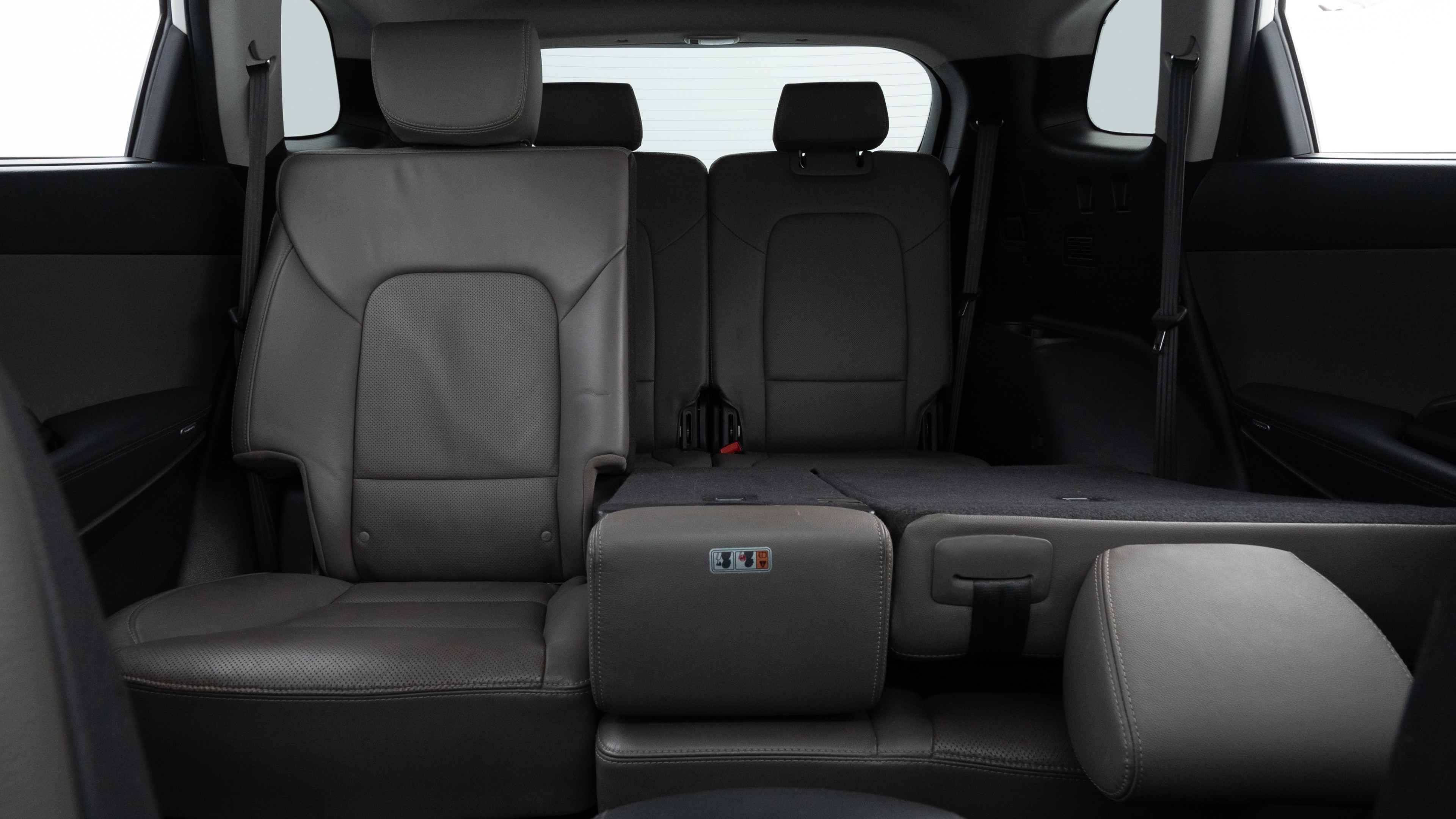 Different second-row seat configurations are shown with rear seats fully upright, a 40/20/40 split, and 50/50 rear seats.